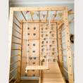 Bild in Galerie-Betrachter laden, Indoor-Klettergerüst aus Holz für Kinder mit Hangelleiter, Schaukel, Turnringen und Massage-Rollenrutsche