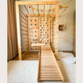 Bild in Galerie-Betrachter laden, Indoor-Klettergerüst aus Holz für Kinder mit Hangelleiter, Schaukel, Turnringen und Massage-Rollenrutsche