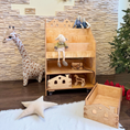 Bild in Galerie-Betrachter laden, Montessori Spielzeug- & Bücherregal mit Aufbewahrungsboxen
Holz-Organizer auf Rollen | Personalisierbar