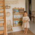 Bild in Galerie-Betrachter laden, Bücherregal aus Holz für Kinder – Montessori Wand-Bücherregal für Kinderzimmer, mit personalisierter Gravur