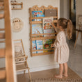 Bild in Galerie-Betrachter laden, Bücherregal aus Holz für Kinder – Montessori Wand-Bücherregal für Kinderzimmer, mit personalisierter Gravur