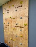 Bild in Galerie-Betrachter laden, Montessori Kletterwand für Kinder mit Griffen – Kletterwand aus Birkenholz, mit Leinöl & Bienenwachs veredelt