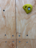 Bild in Galerie-Betrachter laden, Montessori Kletterwand für Kinder mit Griffen – Kletterwand aus Birkenholz, mit Leinöl & Bienenwachs veredelt