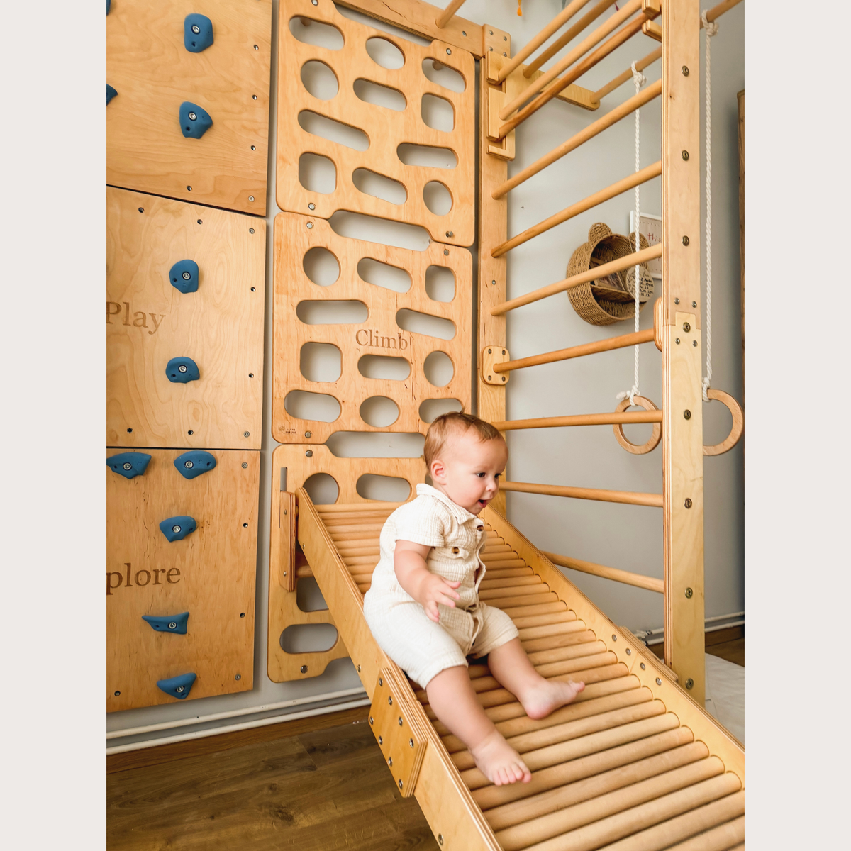 Indoor-Klettergerüst aus Holz für Kinder mit Hangelleiter, Schaukel, Turnringen und Massage-Rollenrutsche
