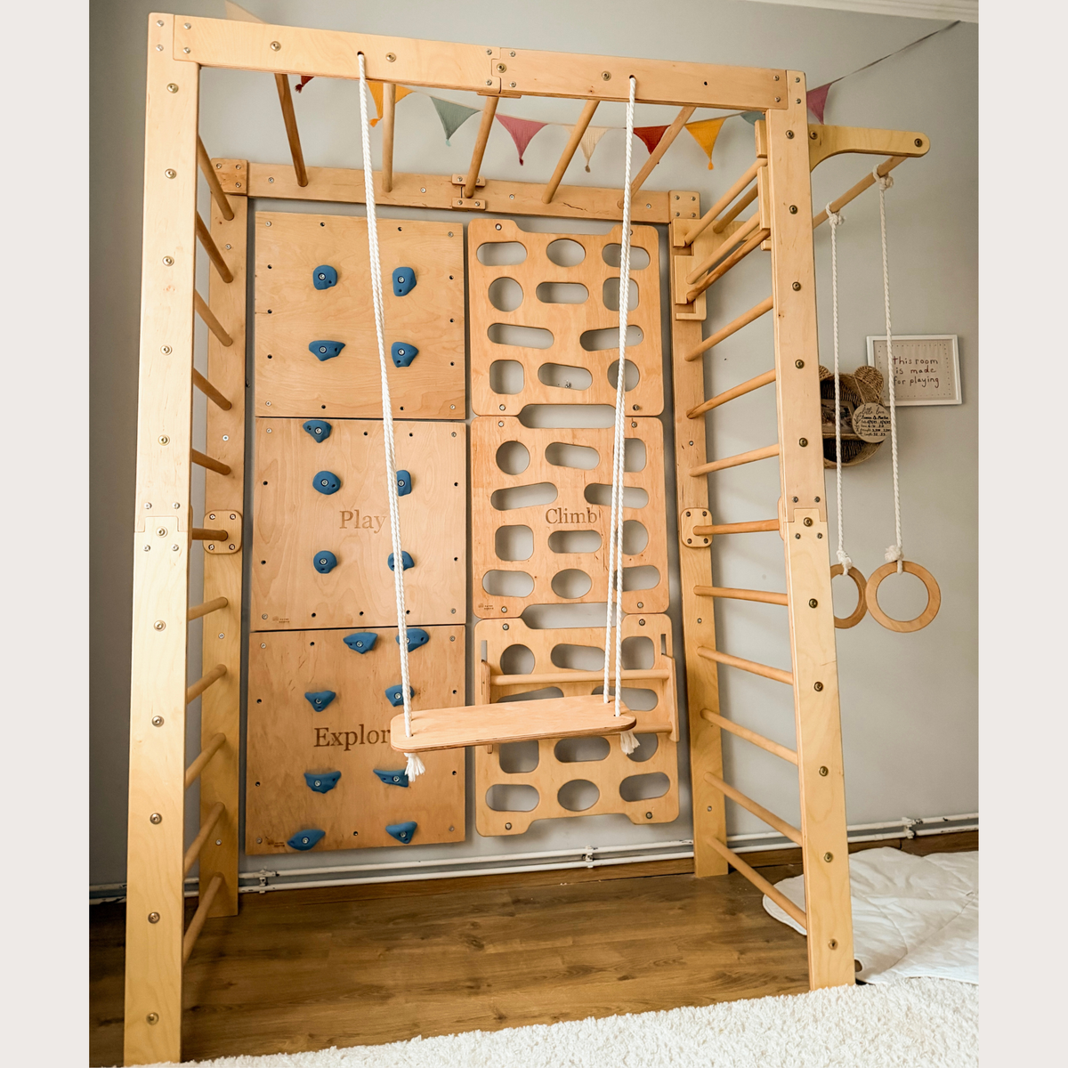 Indoor-Klettergerüst aus Holz für Kinder mit Hangelleiter, Schaukel, Turnringen und Massage-Rollenrutsche

