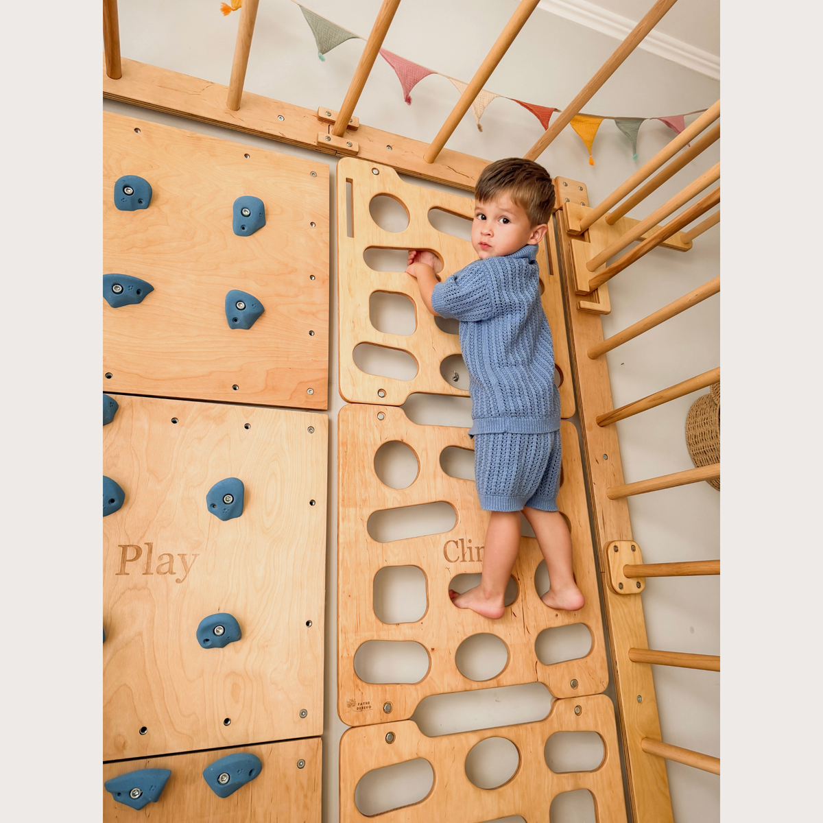 Indoor-Klettergerüst aus Holz für Kinder mit Hangelleiter, Schaukel, Turnringen und Massage-Rollenrutsche
