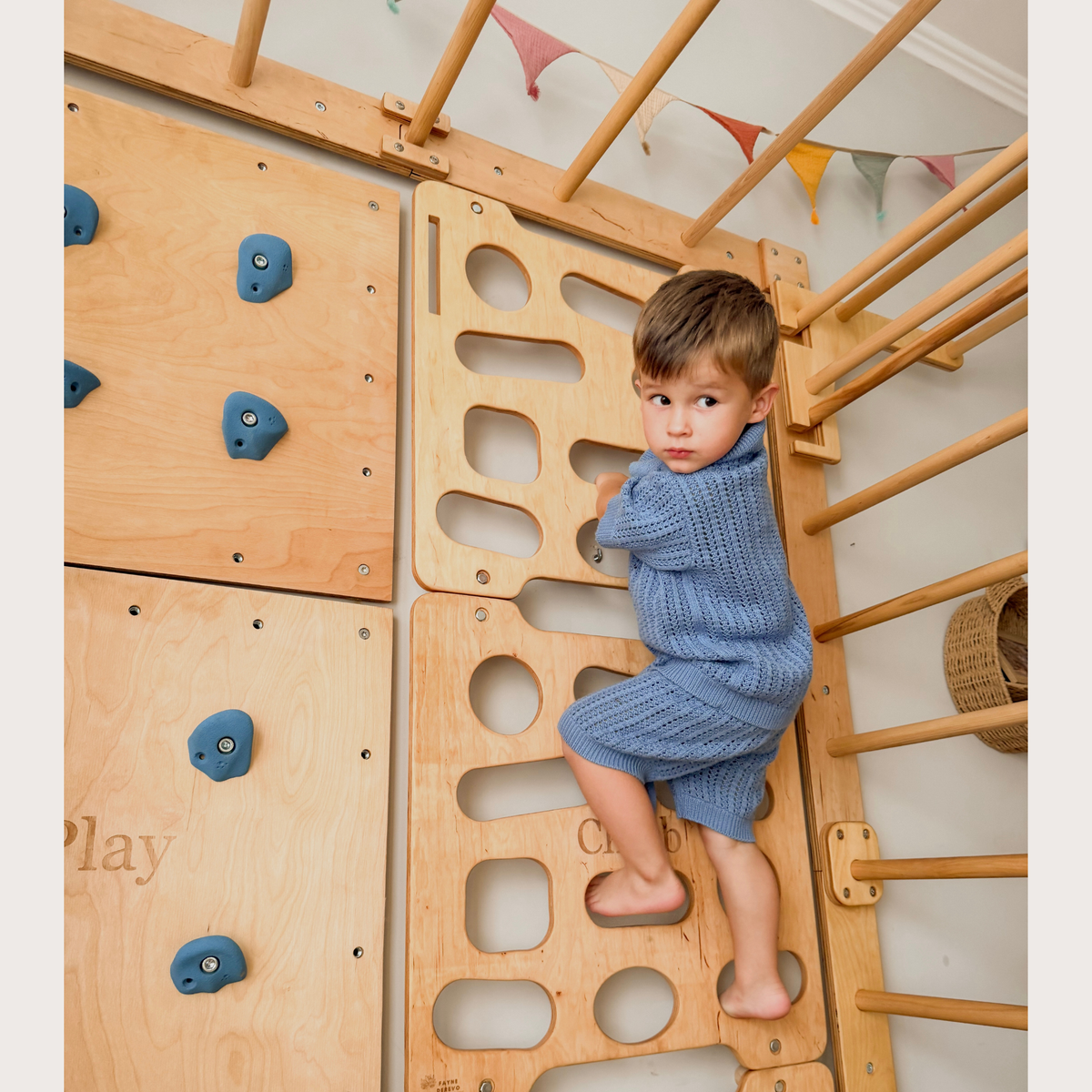 Indoor-Klettergerüst aus Holz für Kinder mit Hangelleiter, Schaukel, Turnringen und Massage-Rollenrutsche
