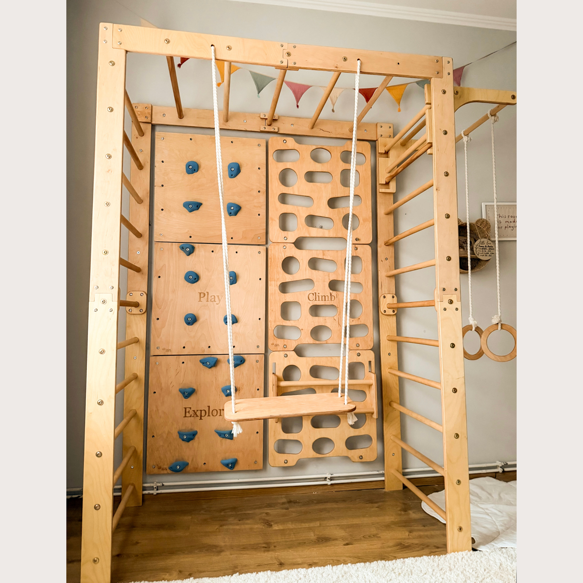 Indoor-Klettergerüst aus Holz für Kinder mit Hangelleiter, Schaukel, Turnringen und Massage-Rollenrutsche
