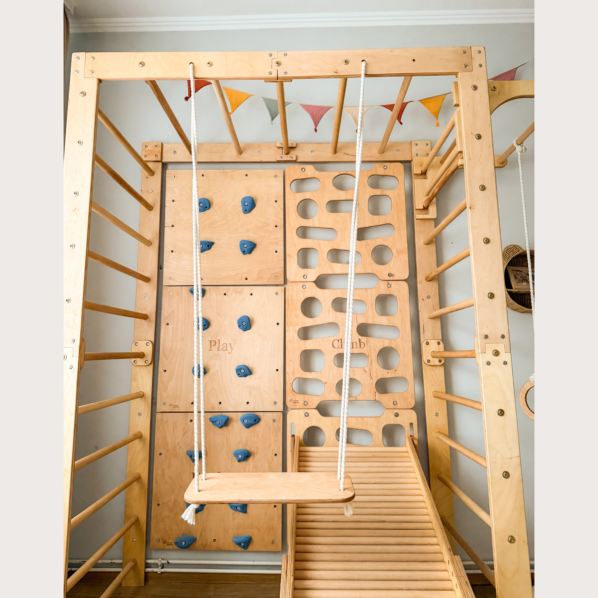 Indoor-Klettergerüst aus Holz für Kinder mit Hangelleiter, Schaukel, Turnringen und Massage-Rollenrutsche
