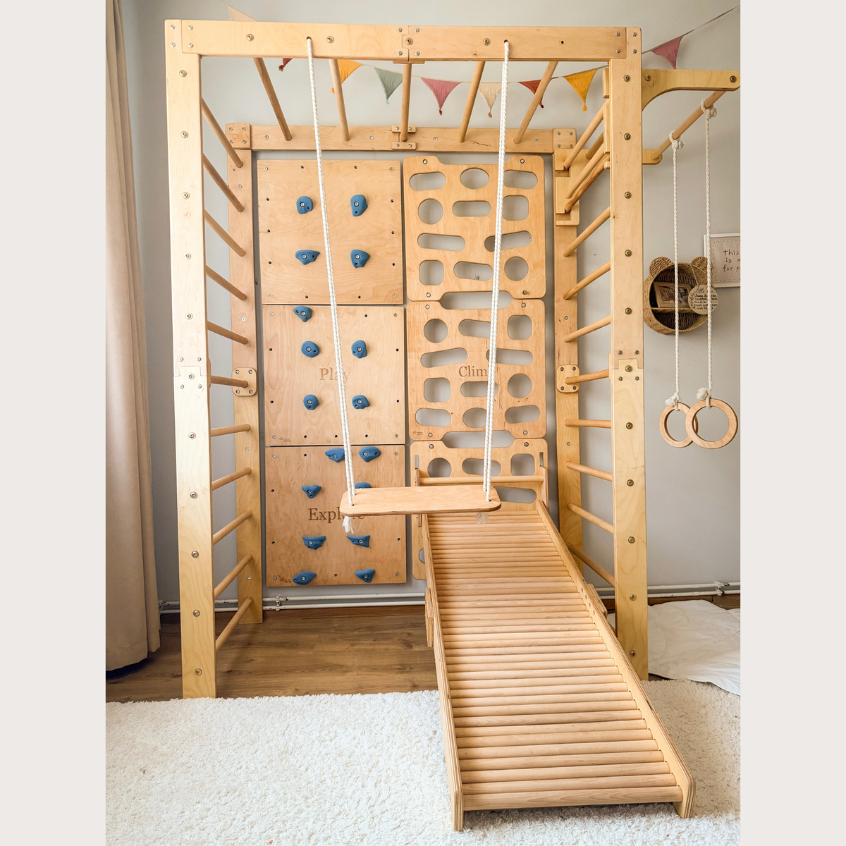 Indoor-Klettergerüst aus Holz für Kinder mit Hangelleiter, Schaukel, Turnringen und Massage-Rollenrutsche
