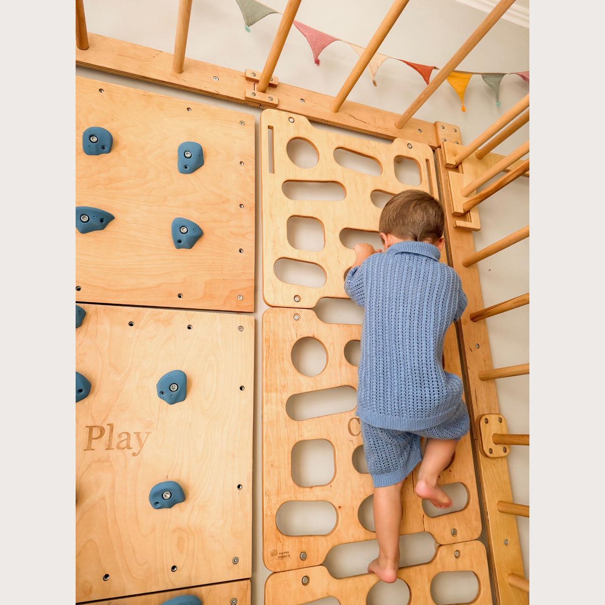 Indoor-Klettergerüst aus Holz für Kinder mit Hangelleiter, Schaukel, Turnringen und Massage-Rollenrutsche
