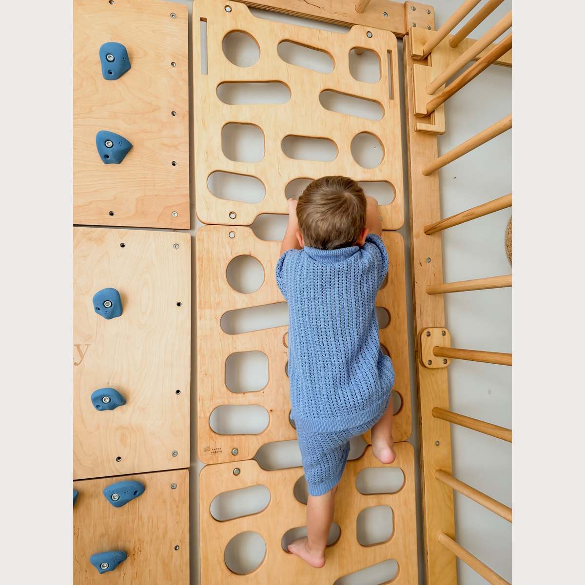 Indoor-Klettergerüst aus Holz für Kinder mit Hangelleiter, Schaukel, Turnringen und Massage-Rollenrutsche
