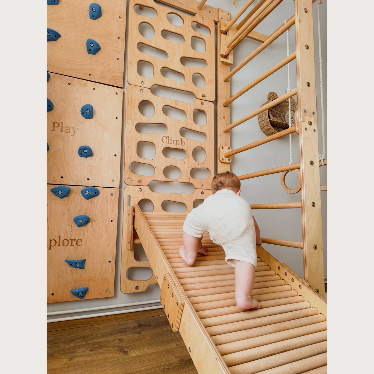 Indoor-Klettergerüst aus Holz für Kinder mit Hangelleiter, Schaukel, Turnringen und Massage-Rollenrutsche
