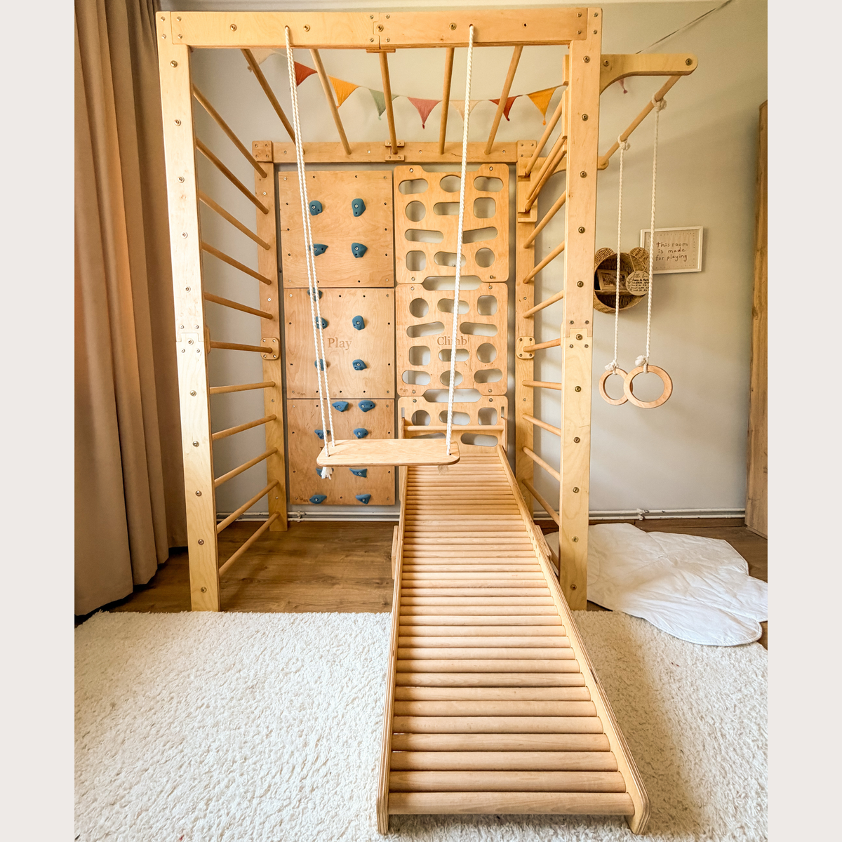 Indoor-Klettergerüst aus Holz für Kinder mit Hangelleiter, Schaukel, Turnringen und Massage-Rollenrutsche
