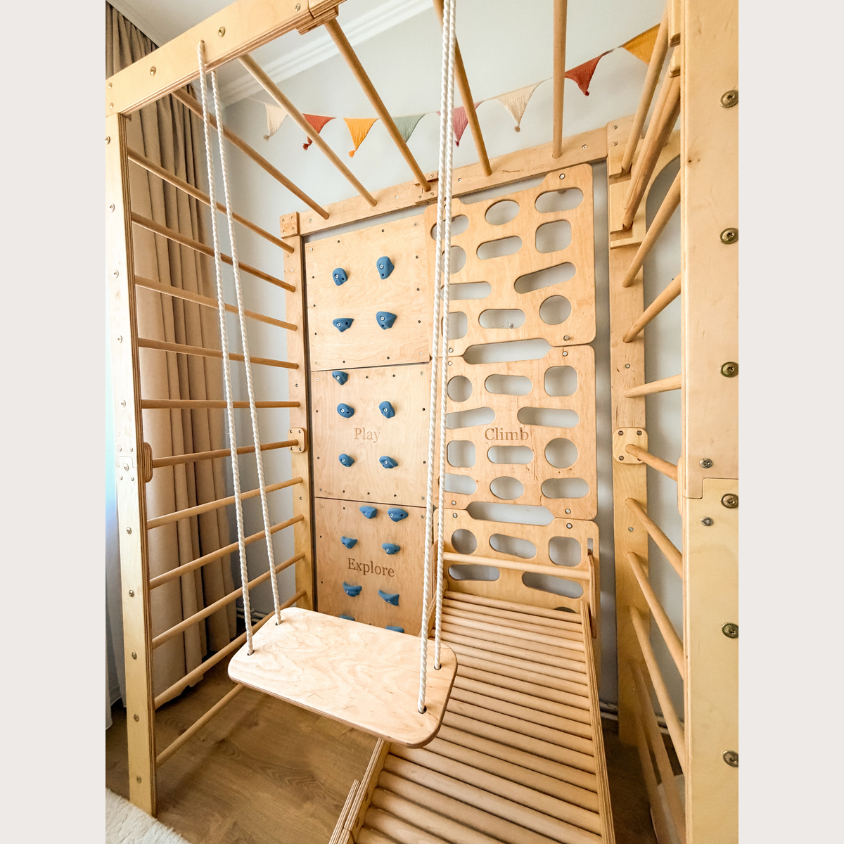Indoor-Klettergerüst aus Holz für Kinder mit Hangelleiter, Schaukel, Turnringen und Massage-Rollenrutsche
