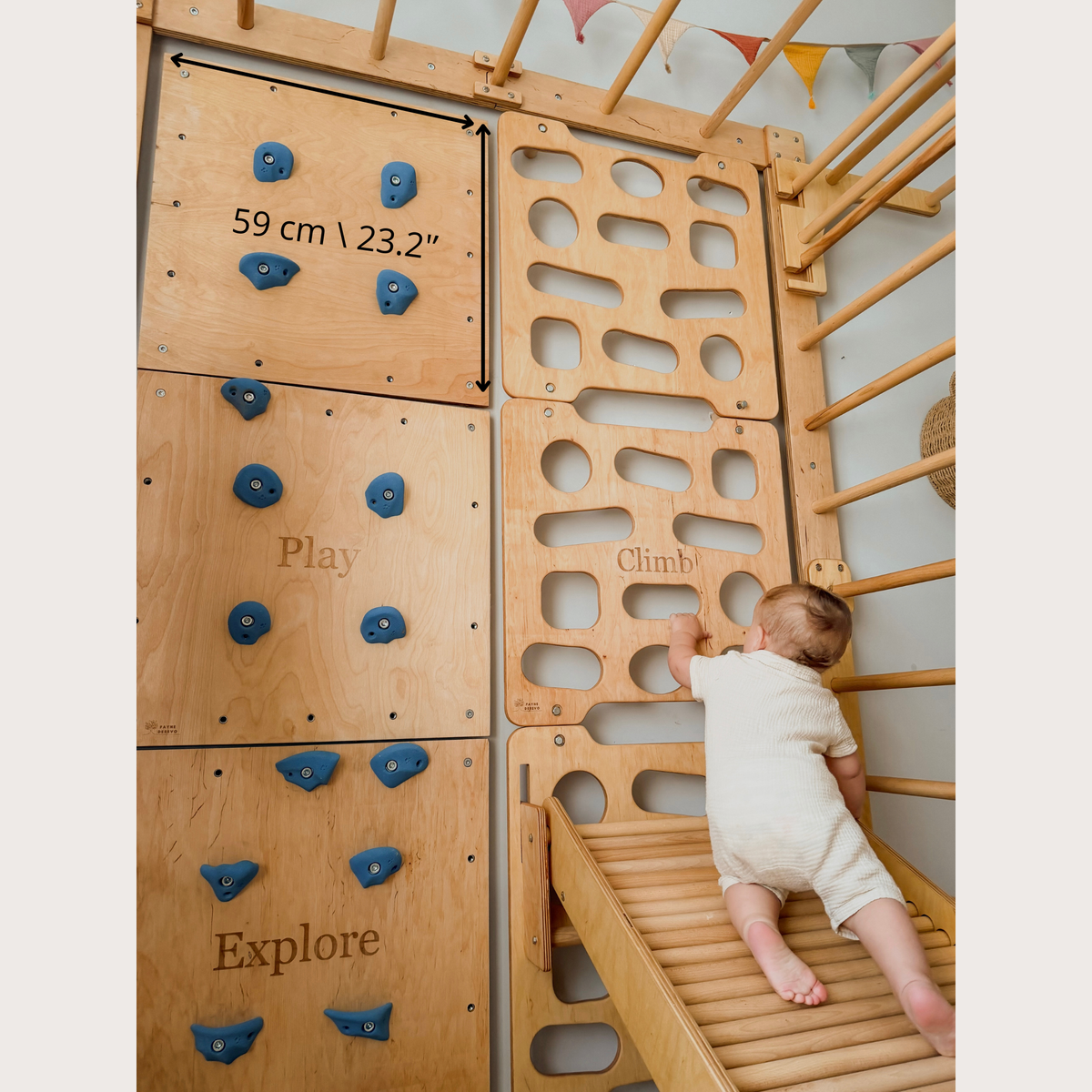 Indoor-Klettergerüst aus Holz für Kinder mit Hangelleiter, Schaukel, Turnringen und Massage-Rollenrutsche
