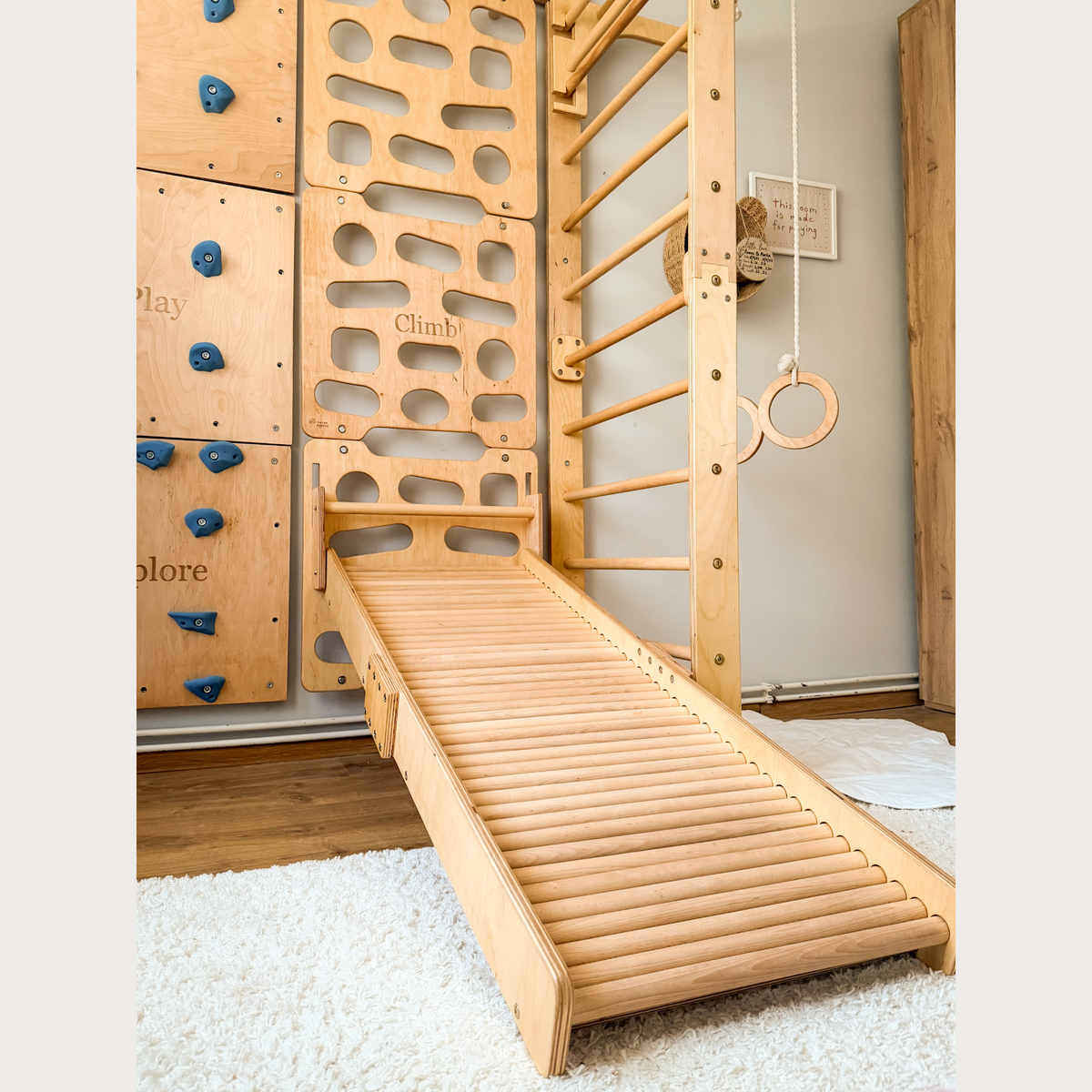 Indoor-Klettergerüst aus Holz für Kinder mit Hangelleiter, Schaukel, Turnringen und Massage-Rollenrutsche
