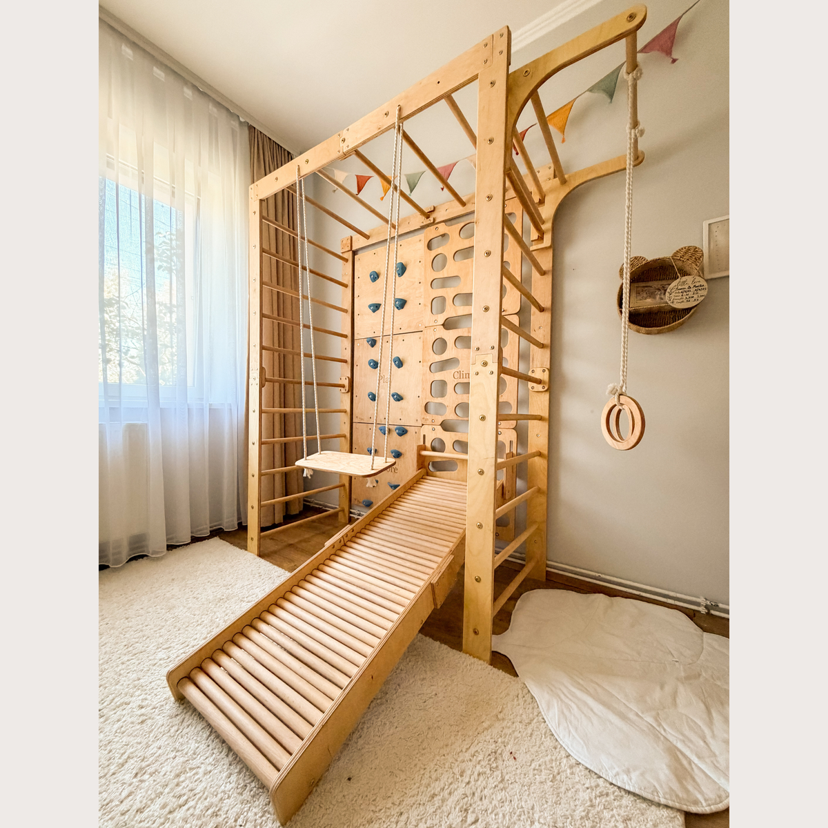 Indoor-Klettergerüst aus Holz für Kinder mit Hangelleiter, Schaukel, Turnringen und Massage-Rollenrutsche

