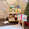 Bild in Galerie-Betrachter laden, Montessori Spielzeug- & Bücherregal mit Aufbewahrungsboxen
Holz-Organizer auf Rollen | Personalisierbar

