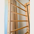 Bild in Galerie-Betrachter laden, Indoor-Klettergerüst aus Holz für Kinder mit Hangelleiter, Schaukel, Turnringen und Massage-Rollenrutsche

