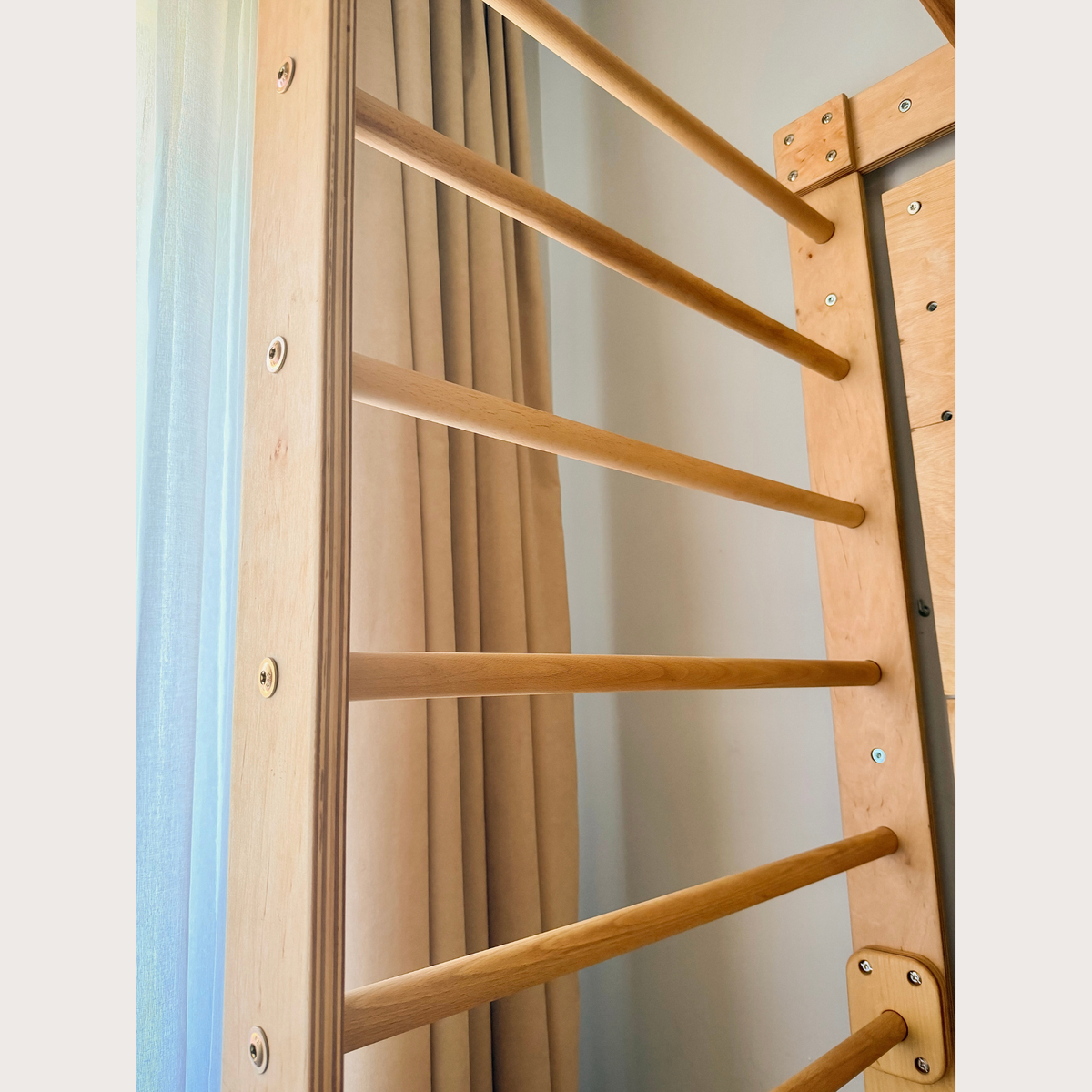 Indoor-Klettergerüst aus Holz für Kinder mit Hangelleiter, Schaukel, Turnringen und Massage-Rollenrutsche
