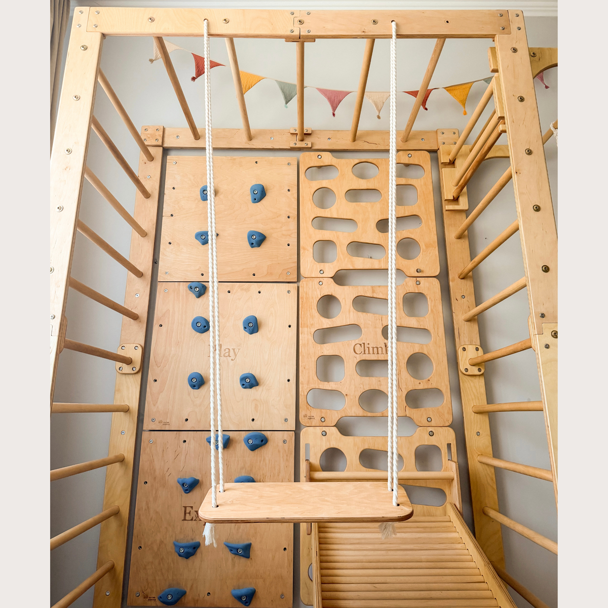 Indoor-Klettergerüst aus Holz für Kinder mit Hangelleiter, Schaukel, Turnringen und Massage-Rollenrutsche
