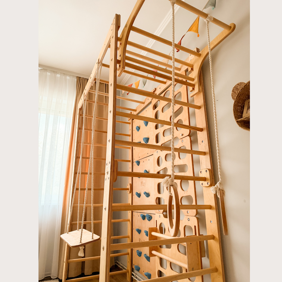 Indoor-Klettergerüst aus Holz für Kinder mit Hangelleiter, Schaukel, Turnringen und Massage-Rollenrutsche
