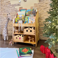Bild in Galerie-Betrachter laden, Montessori Spielzeug- & Bücherregal mit Aufbewahrungsboxen
Holz-Organizer auf Rollen | Personalisierbar
