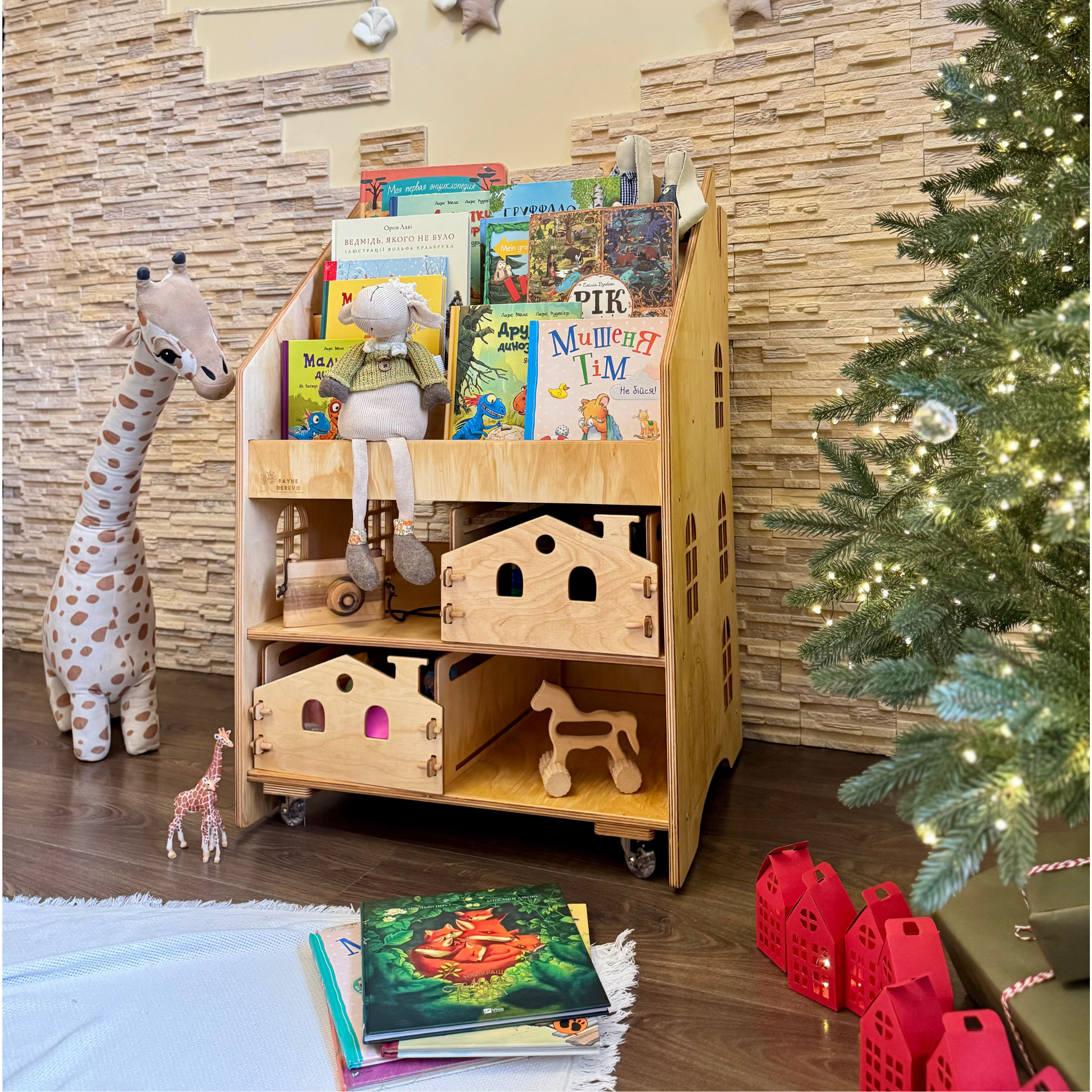 Montessori Spielzeug- &amp; Bücherregal mit Aufbewahrungsboxen
Holz-Organizer auf Rollen | Personalisierbar