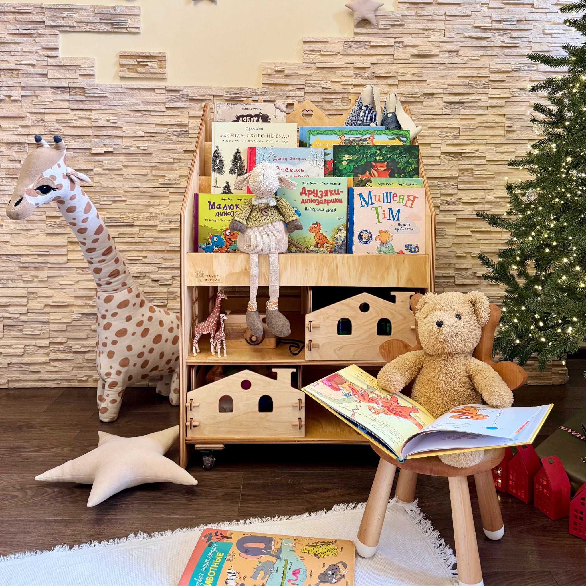 Montessori Spielzeug- &amp; Bücherregal mit Aufbewahrungsboxen
Holz-Organizer auf Rollen | Personalisierbar