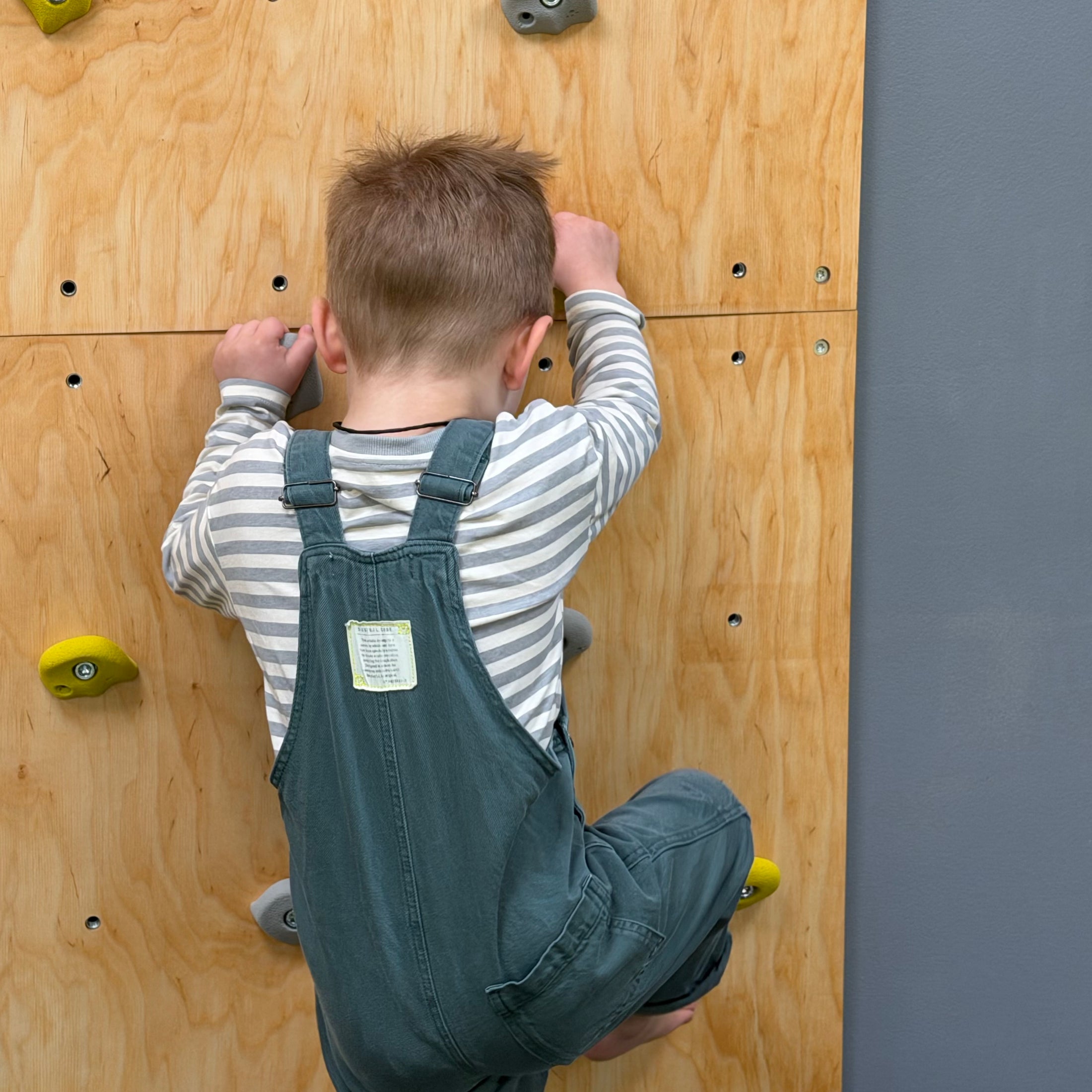 Montessori Kletterwand für Kinder mit Griffen – Kletterwand aus Birkenholz, mit Leinöl & Bienenwachs veredelt