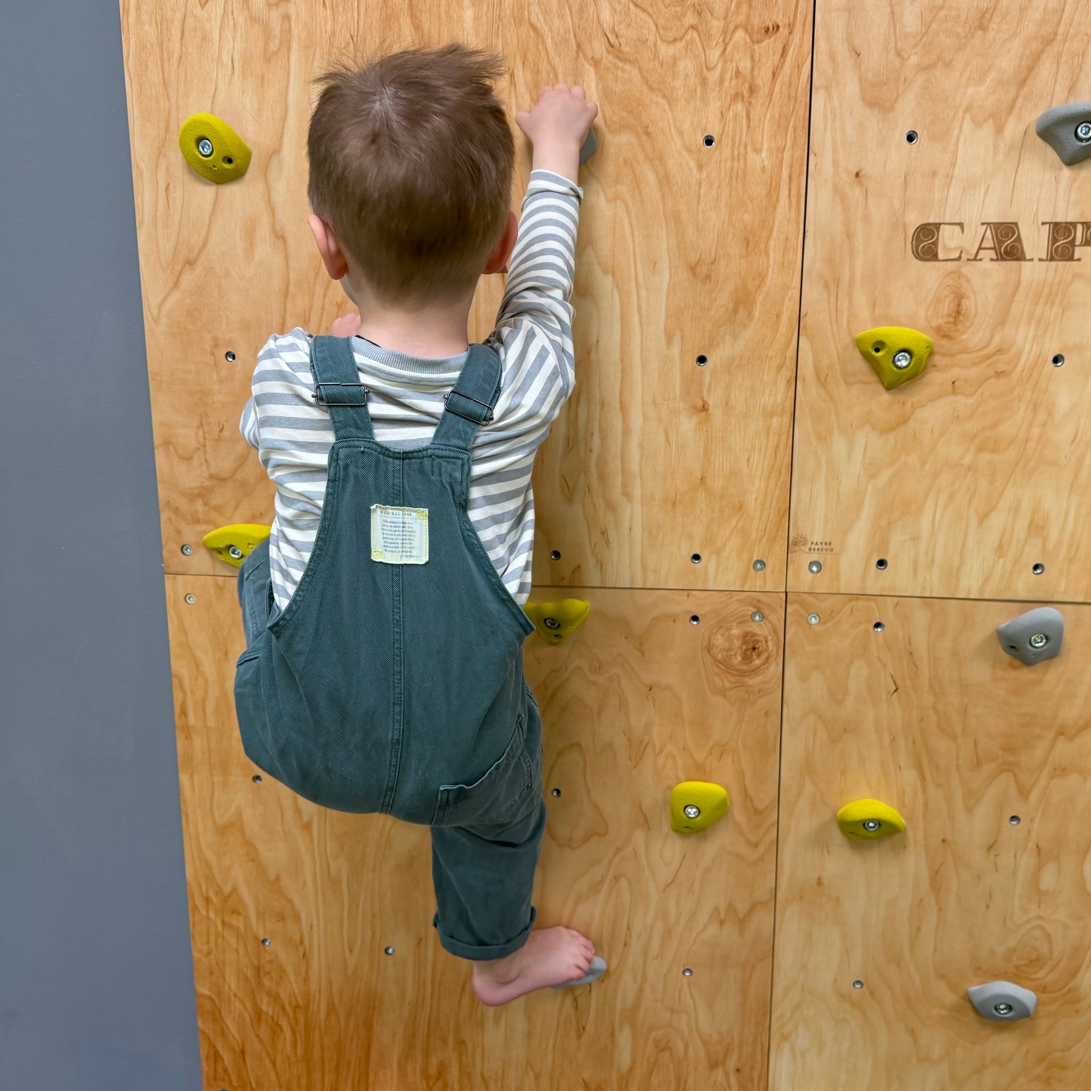 Montessori Kletterwand für Kinder mit Griffen – Kletterwand aus Birkenholz, mit Leinöl & Bienenwachs veredelt
