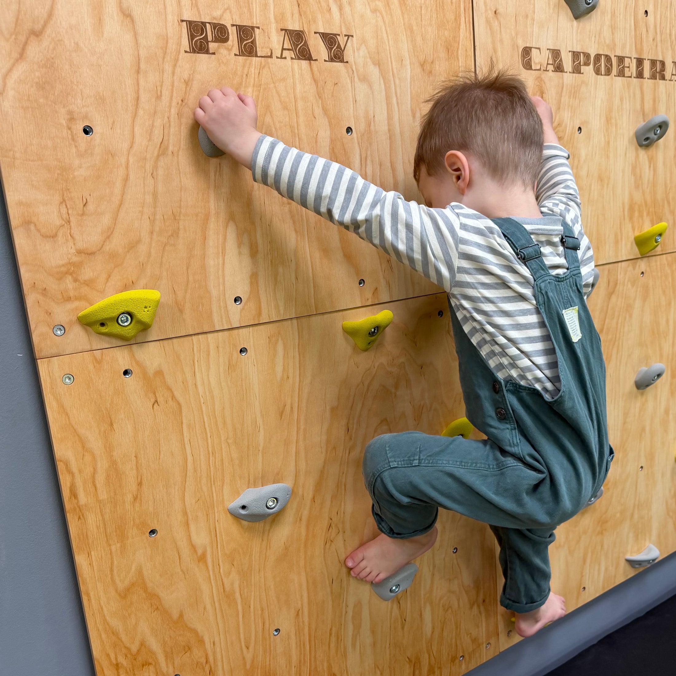 Montessori Kletterwand für Kinder mit Griffen – Kletterwand aus Birkenholz, mit Leinöl & Bienenwachs veredelt