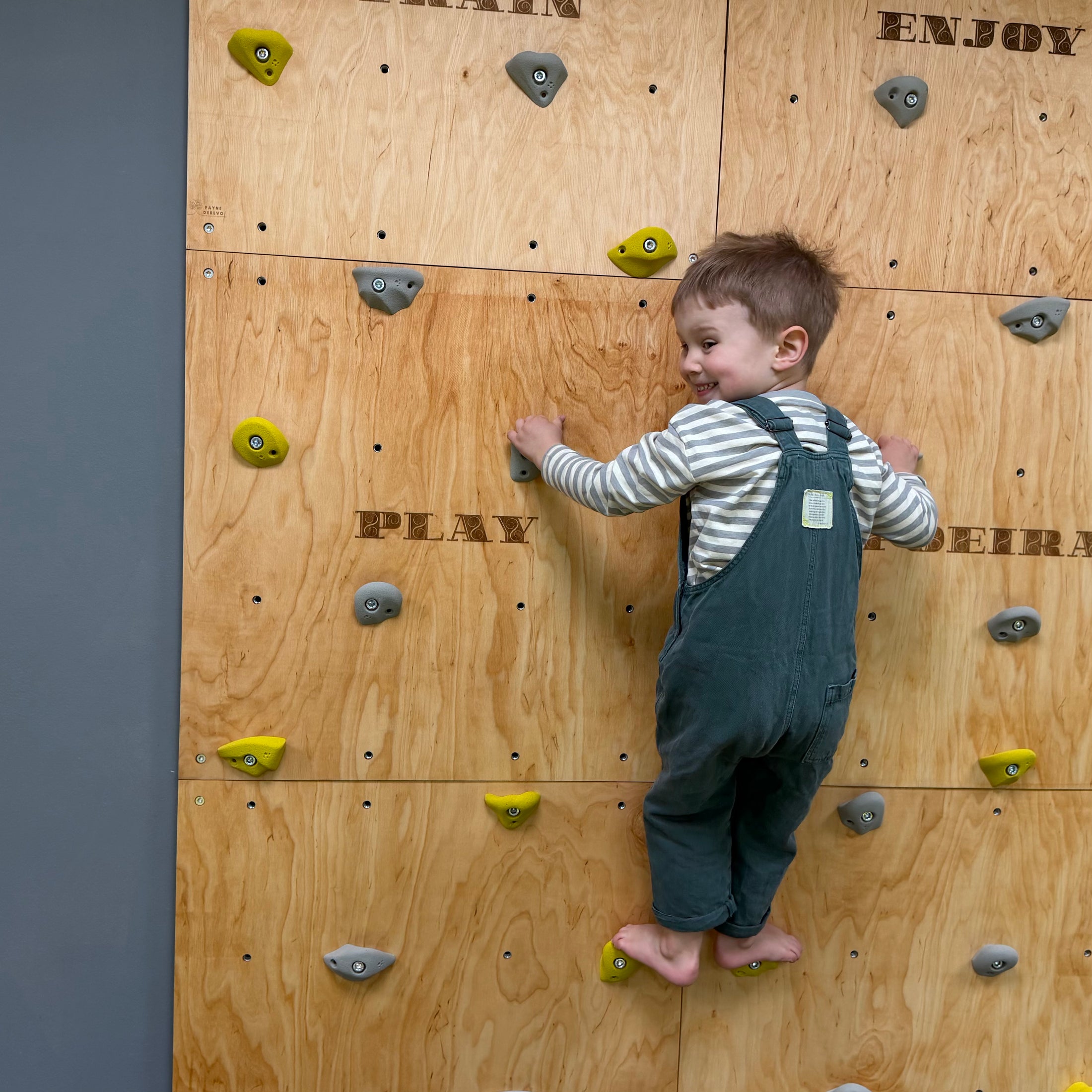Montessori Kletterwand für Kinder mit Griffen – Kletterwand aus Birkenholz, mit Leinöl & Bienenwachs veredelt
