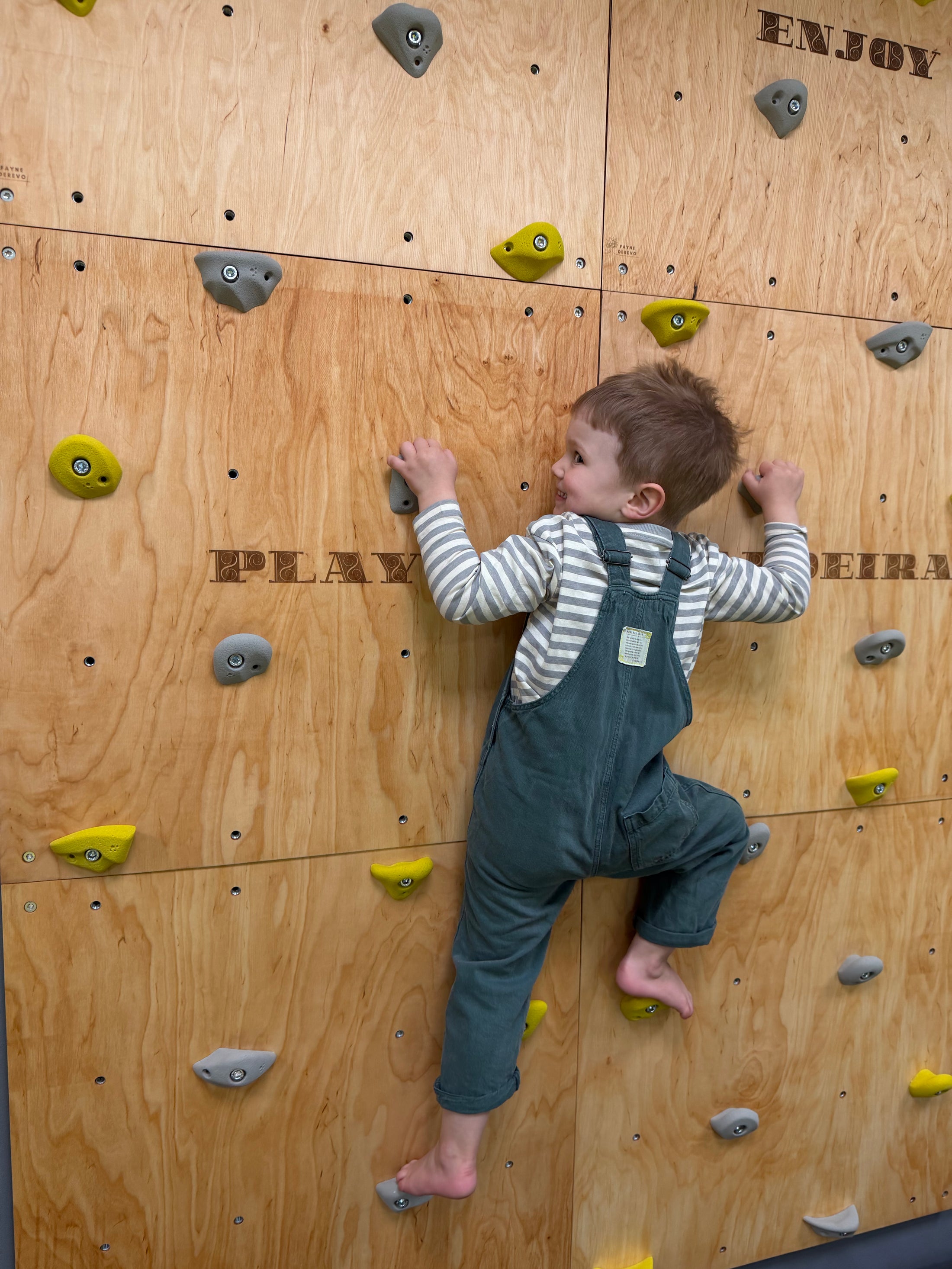 Montessori Kletterwand für Kinder mit Griffen – Kletterwand aus Birkenholz, mit Leinöl & Bienenwachs veredelt