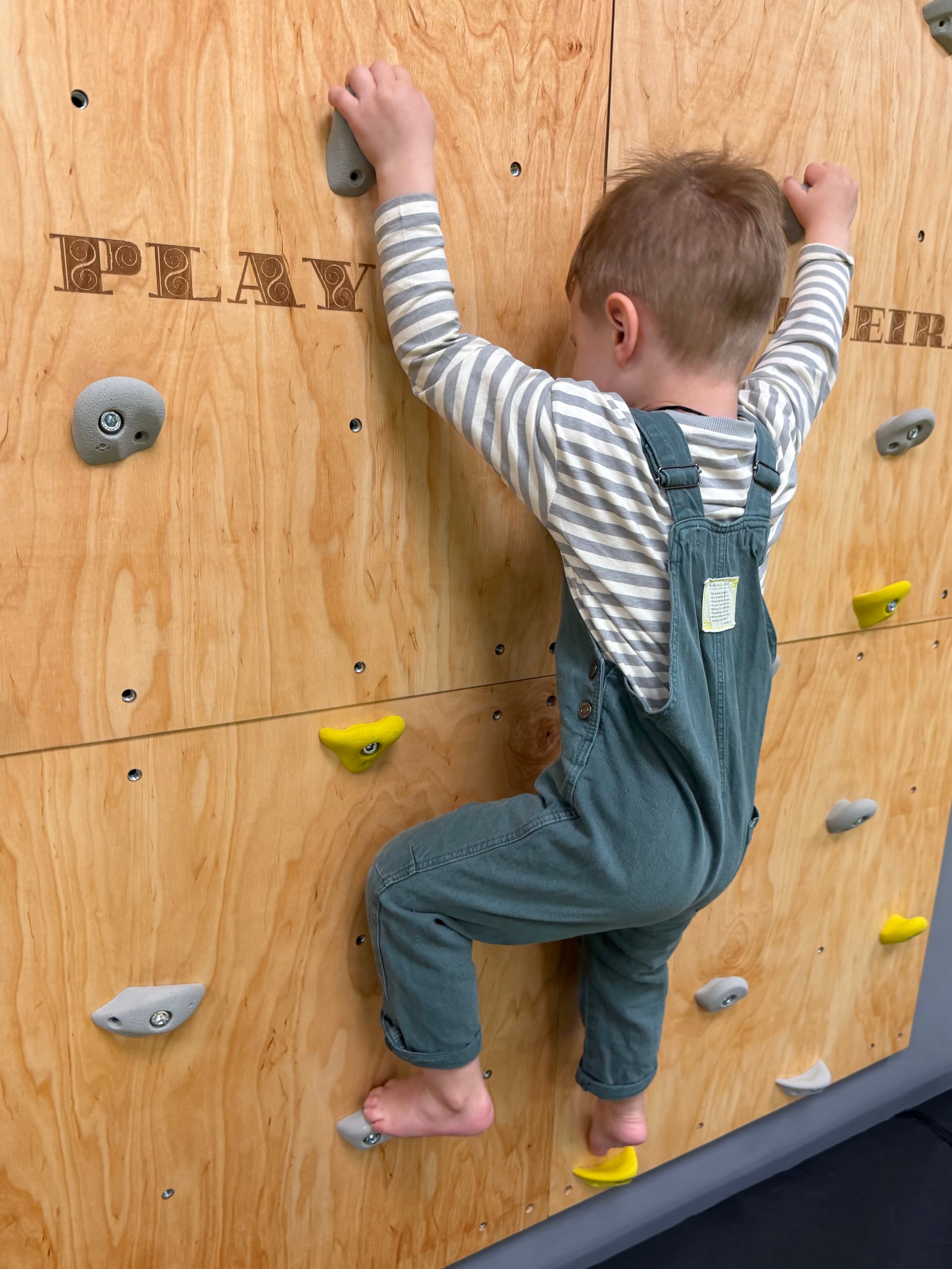 Montessori Kletterwand für Kinder mit Griffen – Kletterwand aus Birkenholz, mit Leinöl & Bienenwachs veredelt