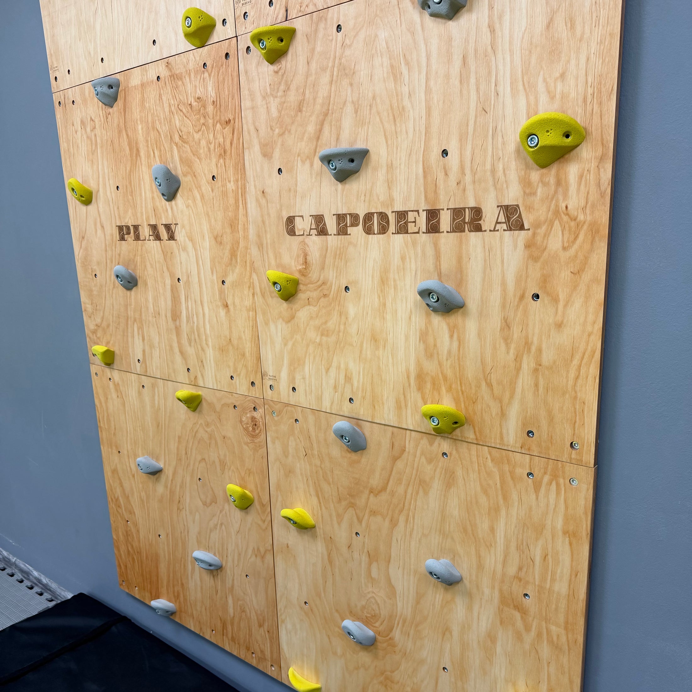 Montessori Kletterwand für Kinder mit Griffen – Kletterwand aus Birkenholz, mit Leinöl & Bienenwachs veredelt
