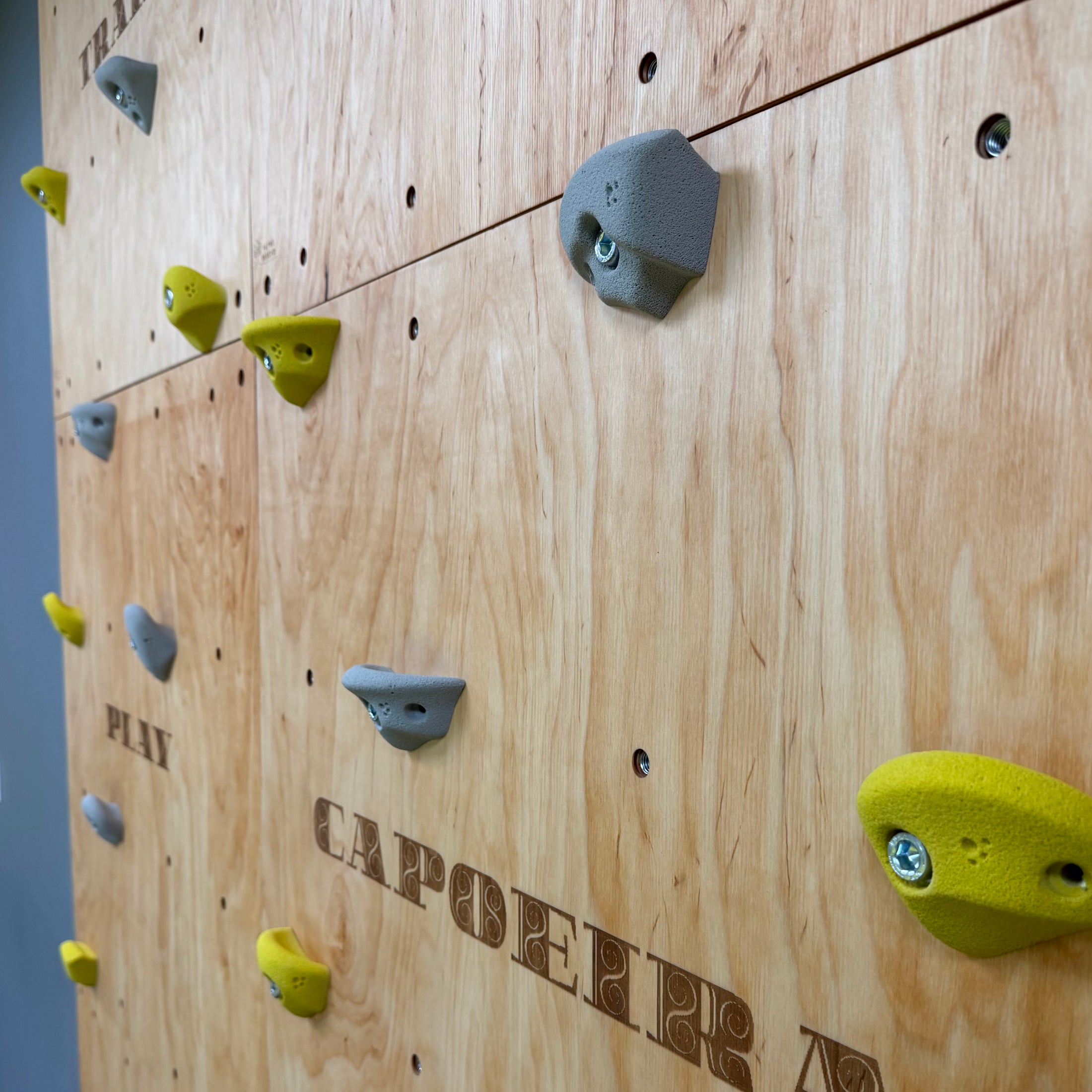 Montessori Kletterwand für Kinder mit Griffen – Kletterwand aus Birkenholz, mit Leinöl & Bienenwachs veredelt
