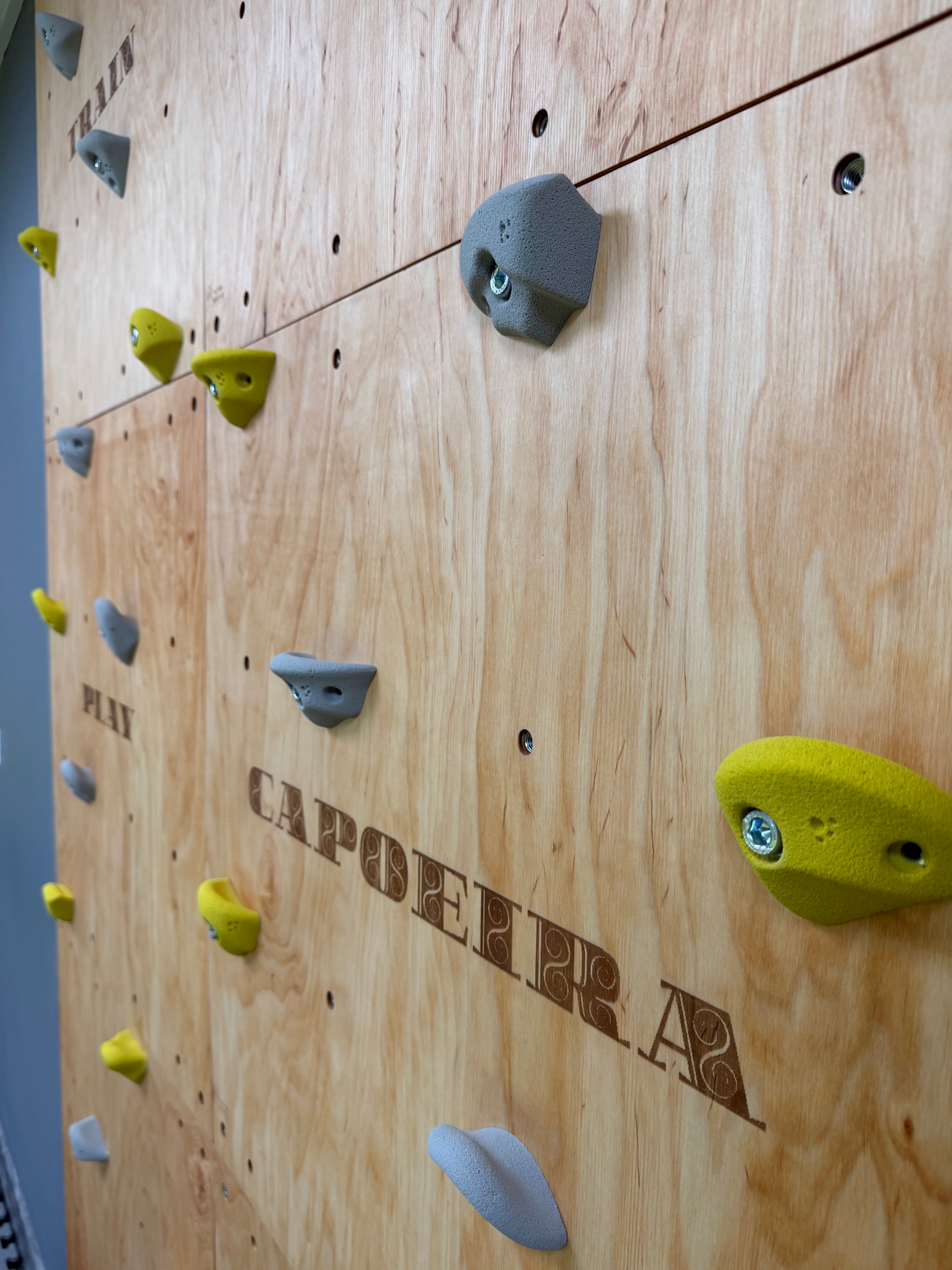 Montessori Kletterwand für Kinder mit Griffen – Kletterwand aus Birkenholz, mit Leinöl & Bienenwachs veredelt