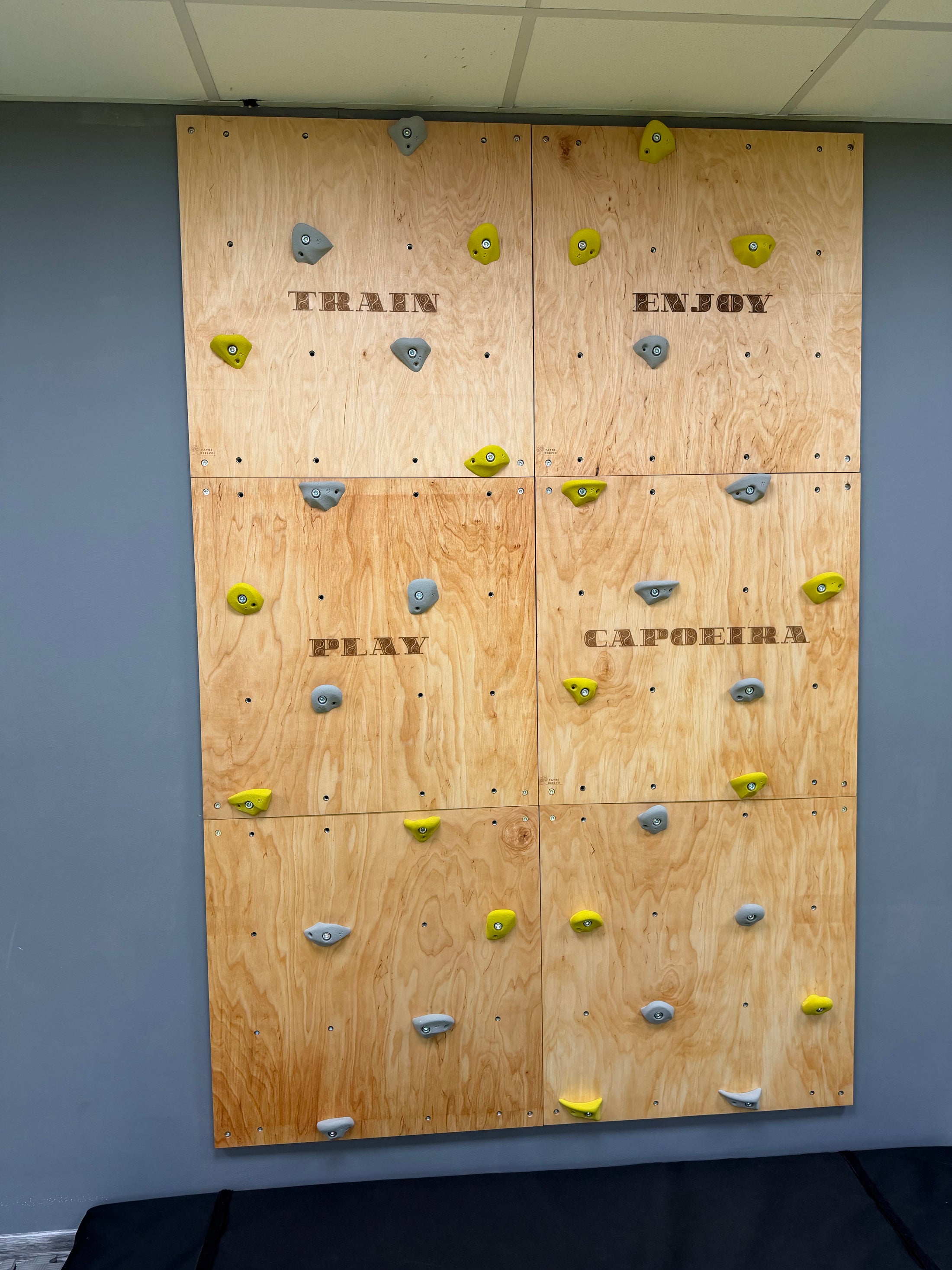 Montessori Kletterwand für Kinder mit Griffen – Kletterwand aus Birkenholz, mit Leinöl & Bienenwachs veredelt