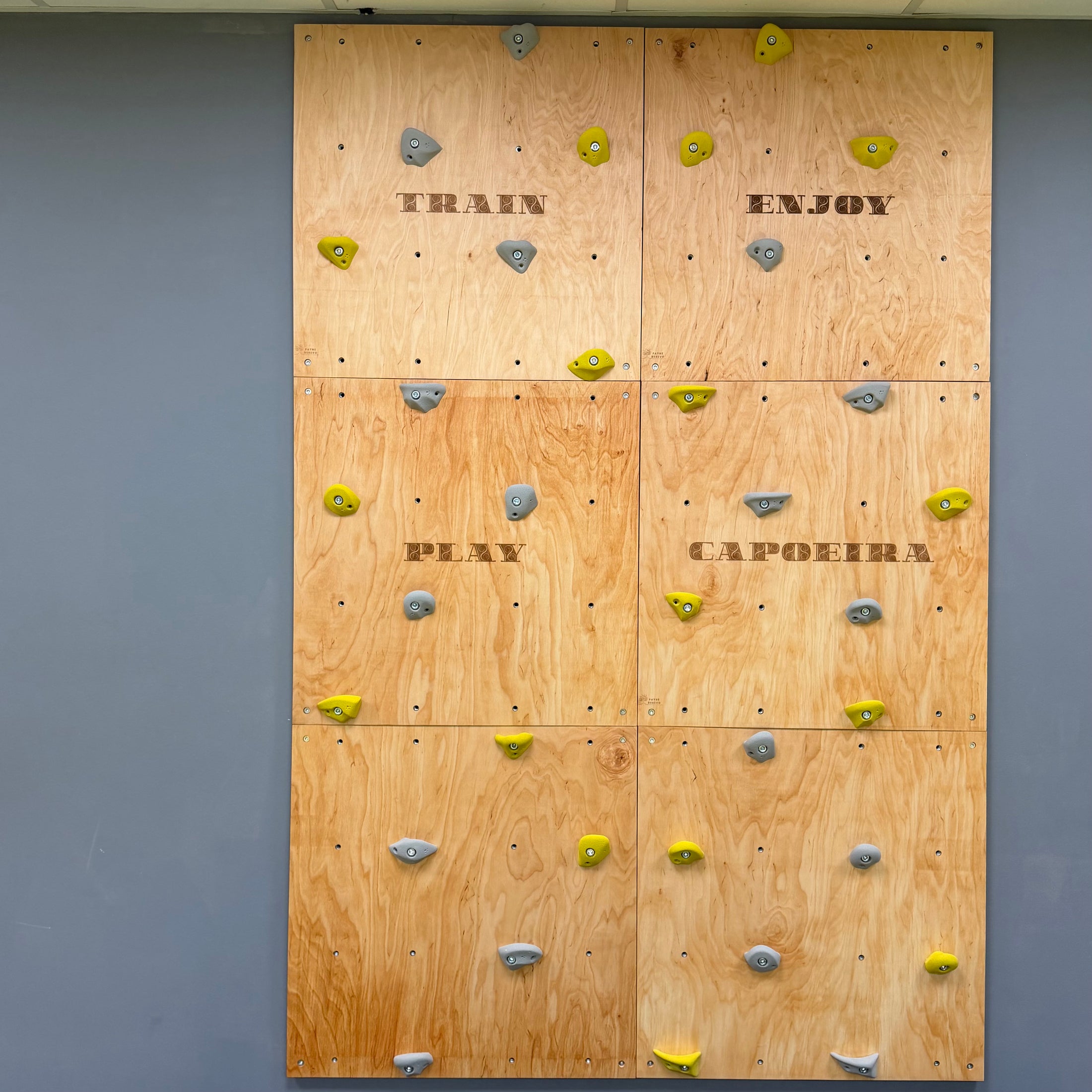 Montessori Kletterwand für Kinder mit Griffen – Kletterwand aus Birkenholz, mit Leinöl & Bienenwachs veredelt