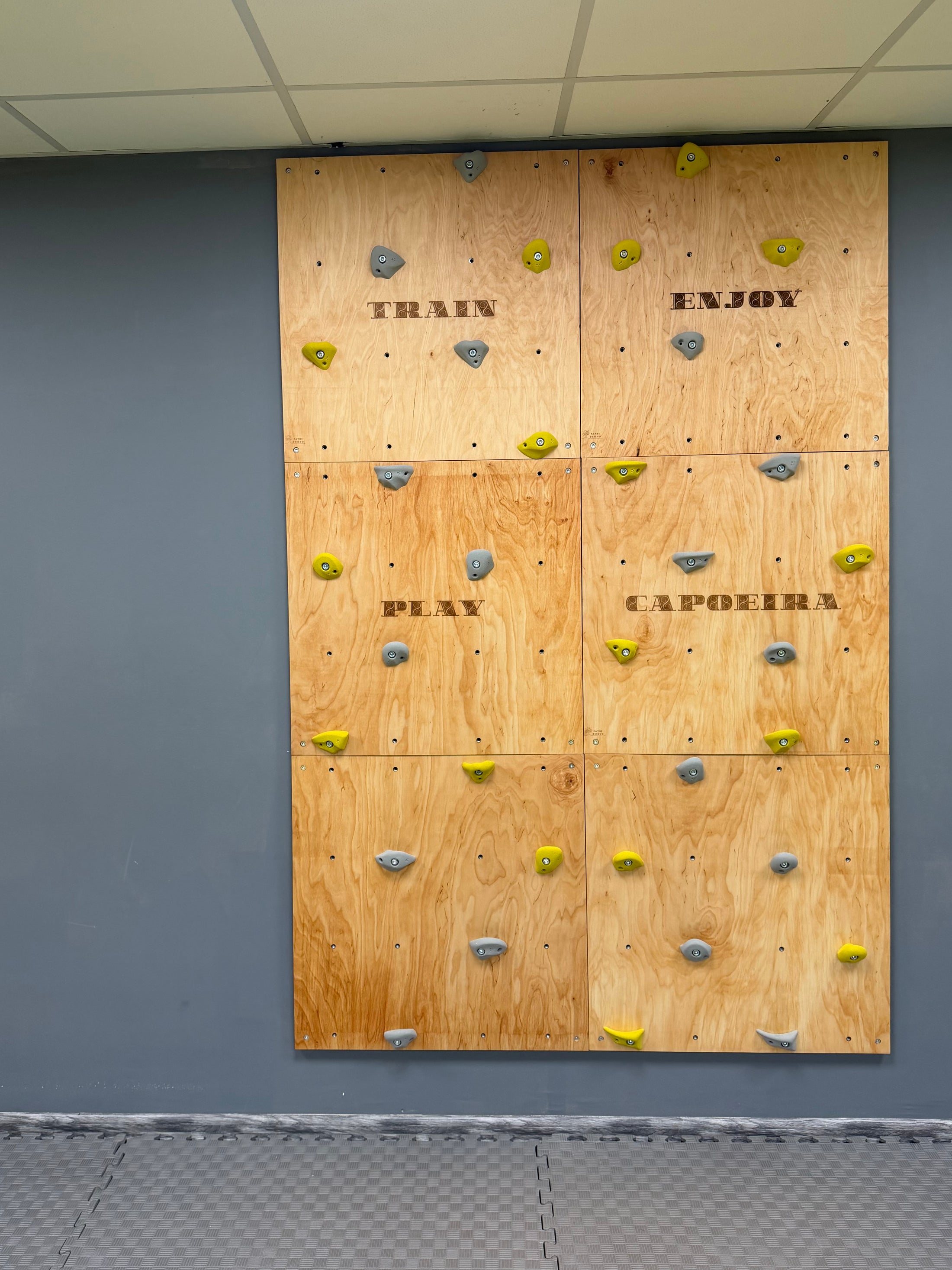 Montessori Kletterwand für Kinder mit Griffen – Kletterwand aus Birkenholz, mit Leinöl & Bienenwachs veredelt