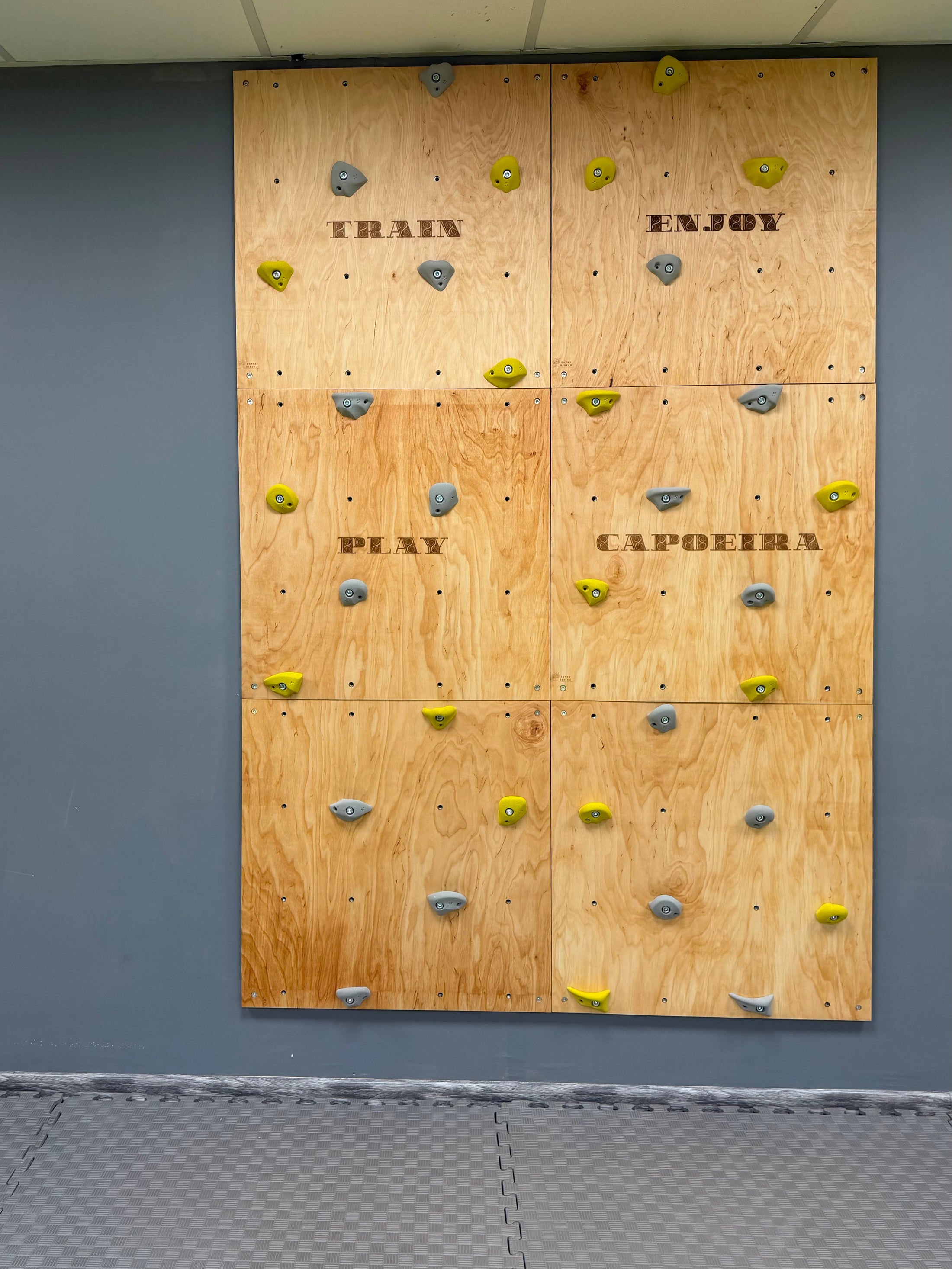 Montessori Kletterwand für Kinder mit Griffen – Kletterwand aus Birkenholz, mit Leinöl & Bienenwachs veredelt