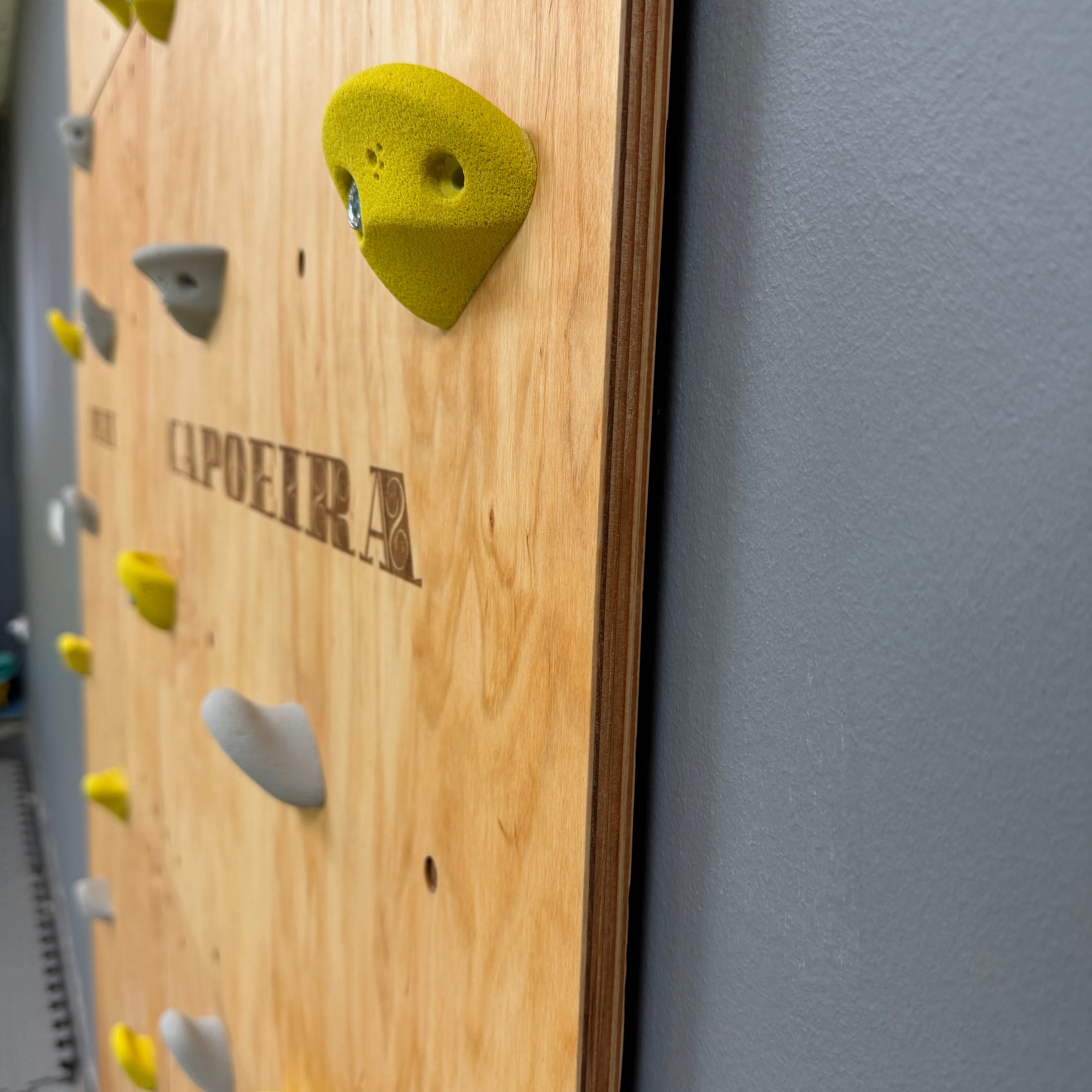 Montessori Kletterwand für Kinder mit Griffen – Kletterwand aus Birkenholz, mit Leinöl & Bienenwachs veredelt