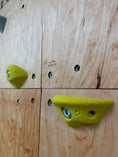 Bild in Galerie-Betrachter laden, Montessori Kletterwand für Kinder mit Griffen – Kletterwand aus Birkenholz, mit Leinöl & Bienenwachs veredelt
