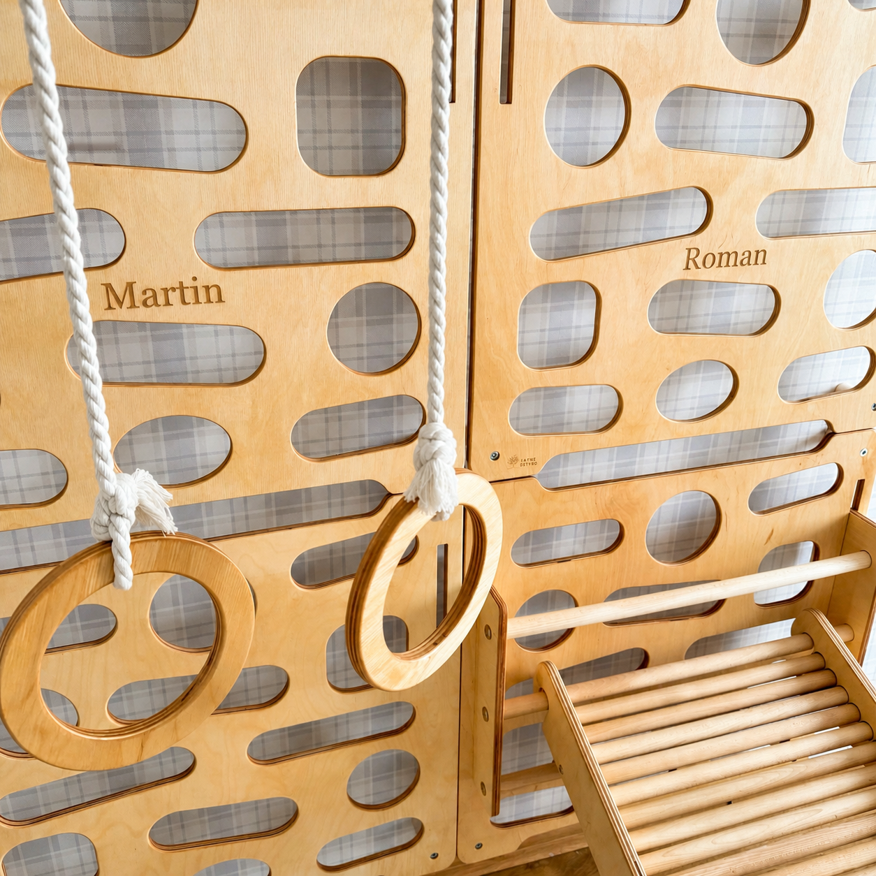 Montessori Kletterwand für Kinder mit Rutsche, Klimmzugstange & Ringen | Indoor-Spielplatz aus Holz