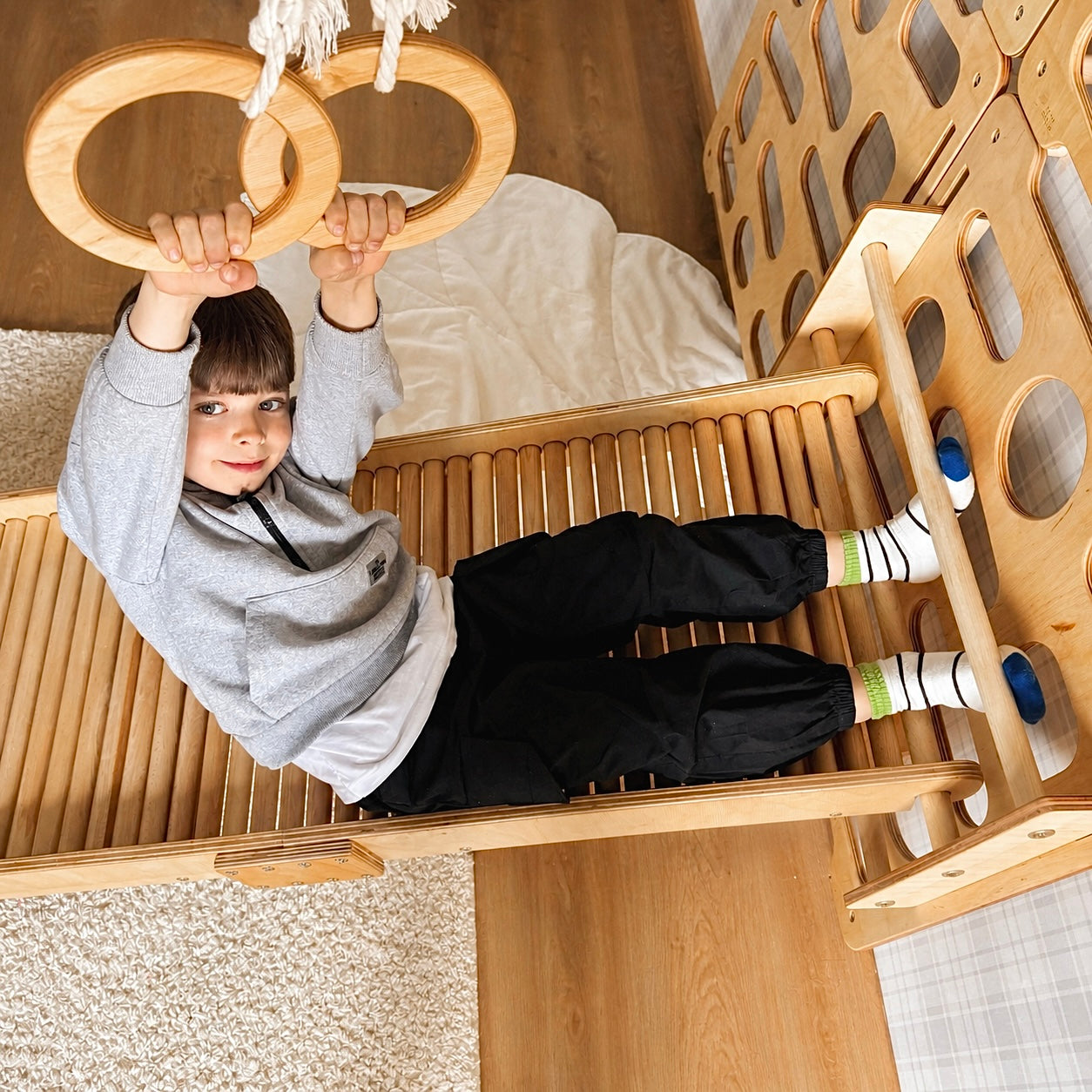 Montessori Kletterwand für Kinder mit Rutsche, Klimmzugstange & Ringen | Indoor-Spielplatz aus Holz