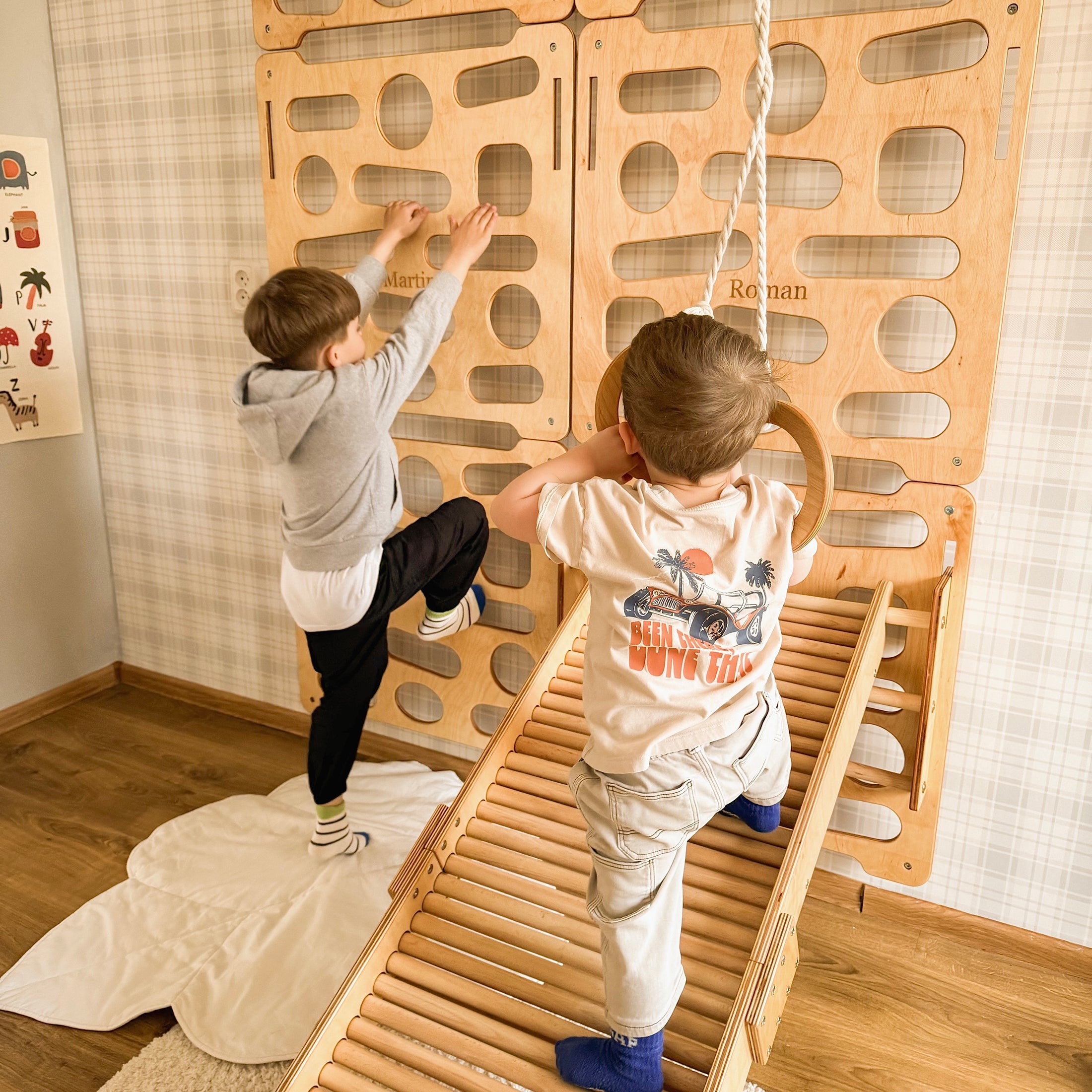 Montessori Kletterwand für Kinder mit Rutsche, Klimmzugstange & Ringen | Indoor-Spielplatz aus Holz