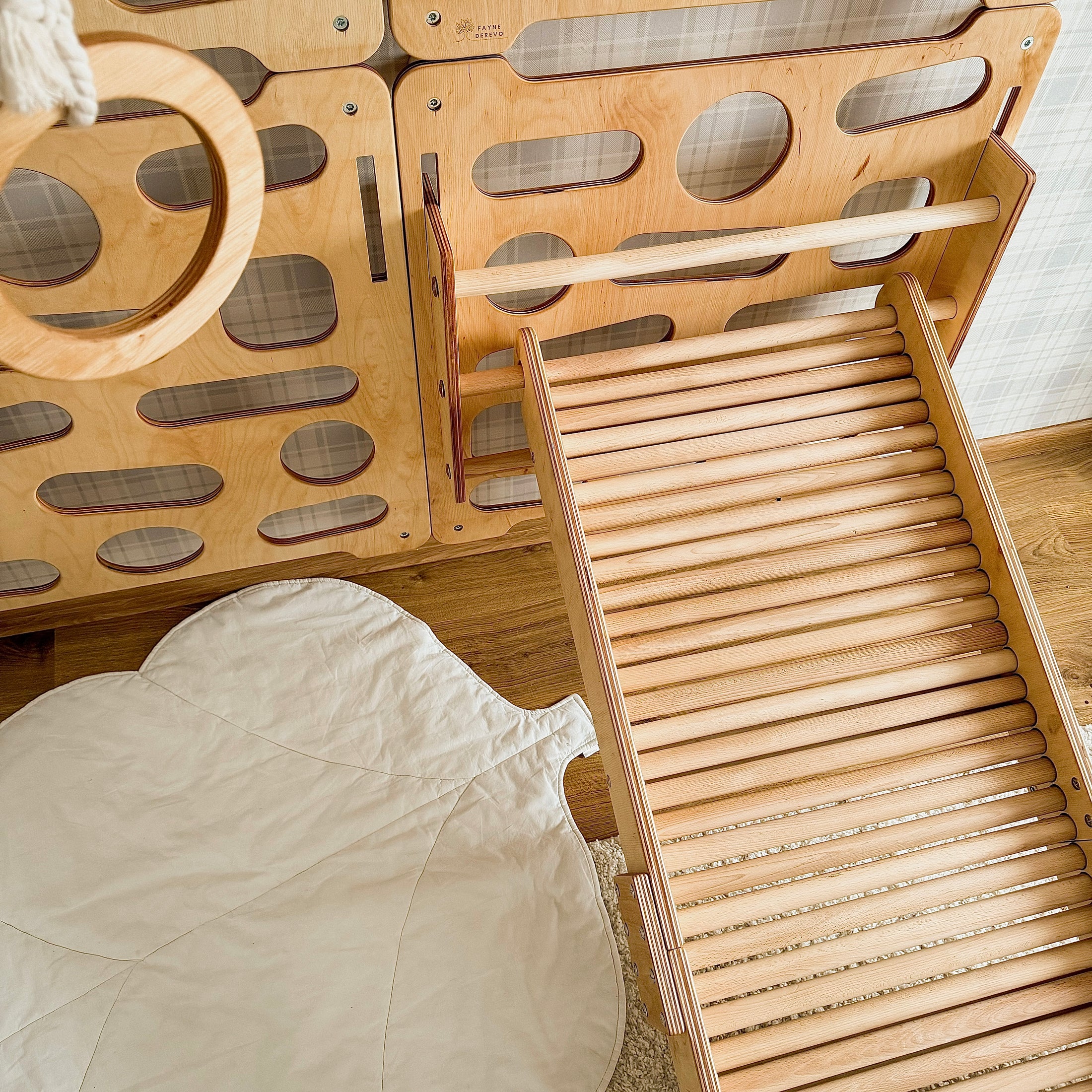 Montessori Kletterwand für Kinder mit Rutsche, Klimmzugstange & Ringen | Indoor-Spielplatz aus Holz