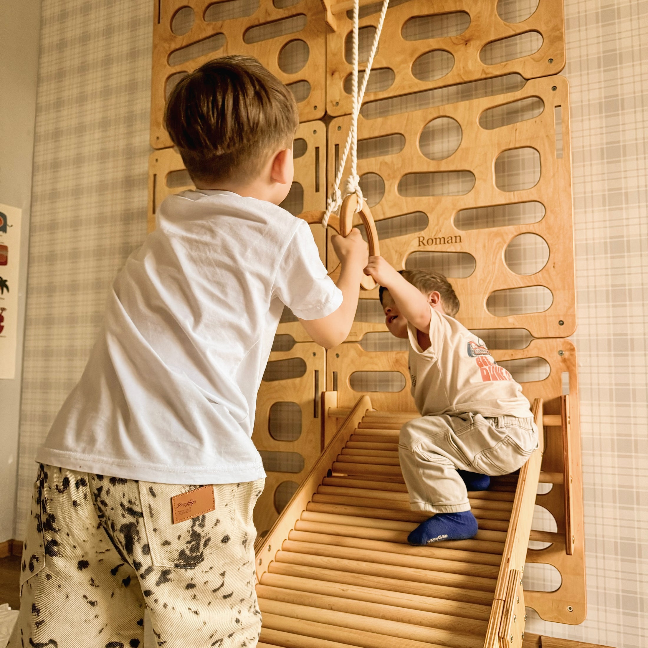 Montessori Kletterwand für Kinder mit Rutsche, Klimmzugstange & Ringen | Indoor-Spielplatz aus Holz